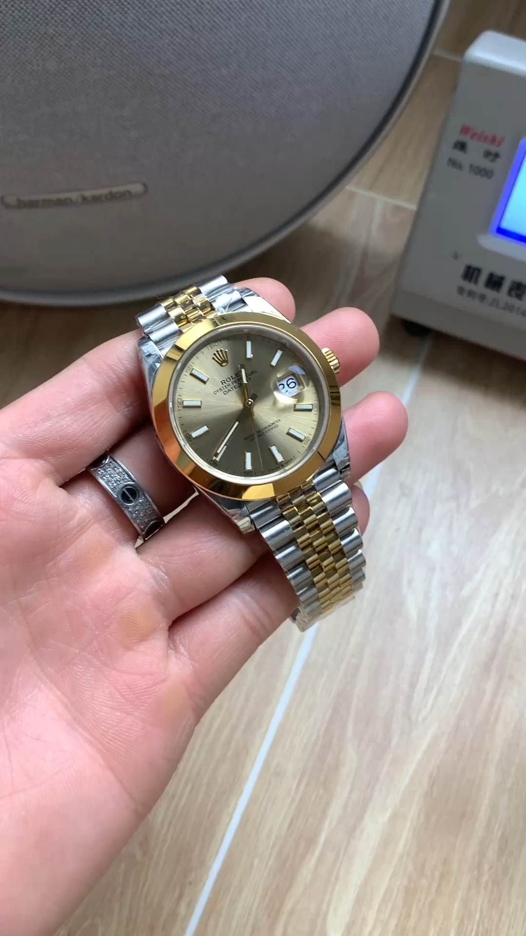 1:1 Clone Rolex Datejust 41 Smooth Bezel 126303-0010 Champagne Dial Automatic