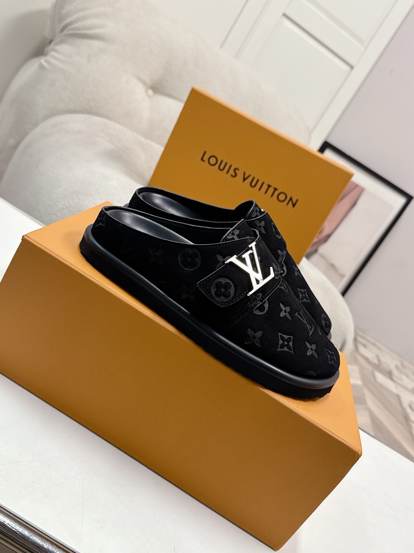 L X V slippers detail 4