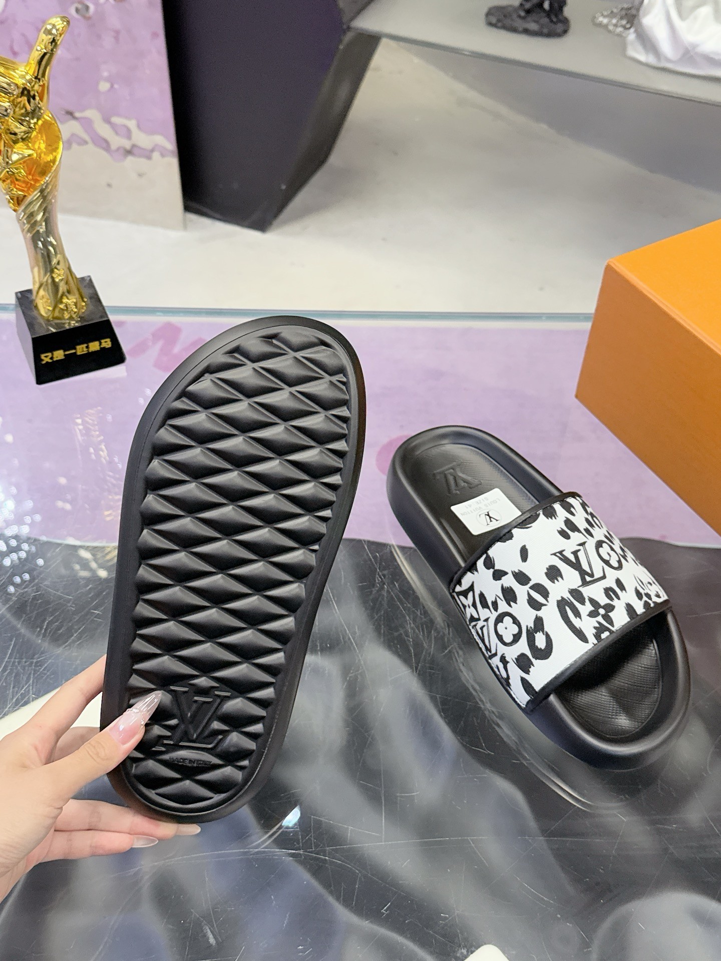 L X V SLIPPERS detail 9