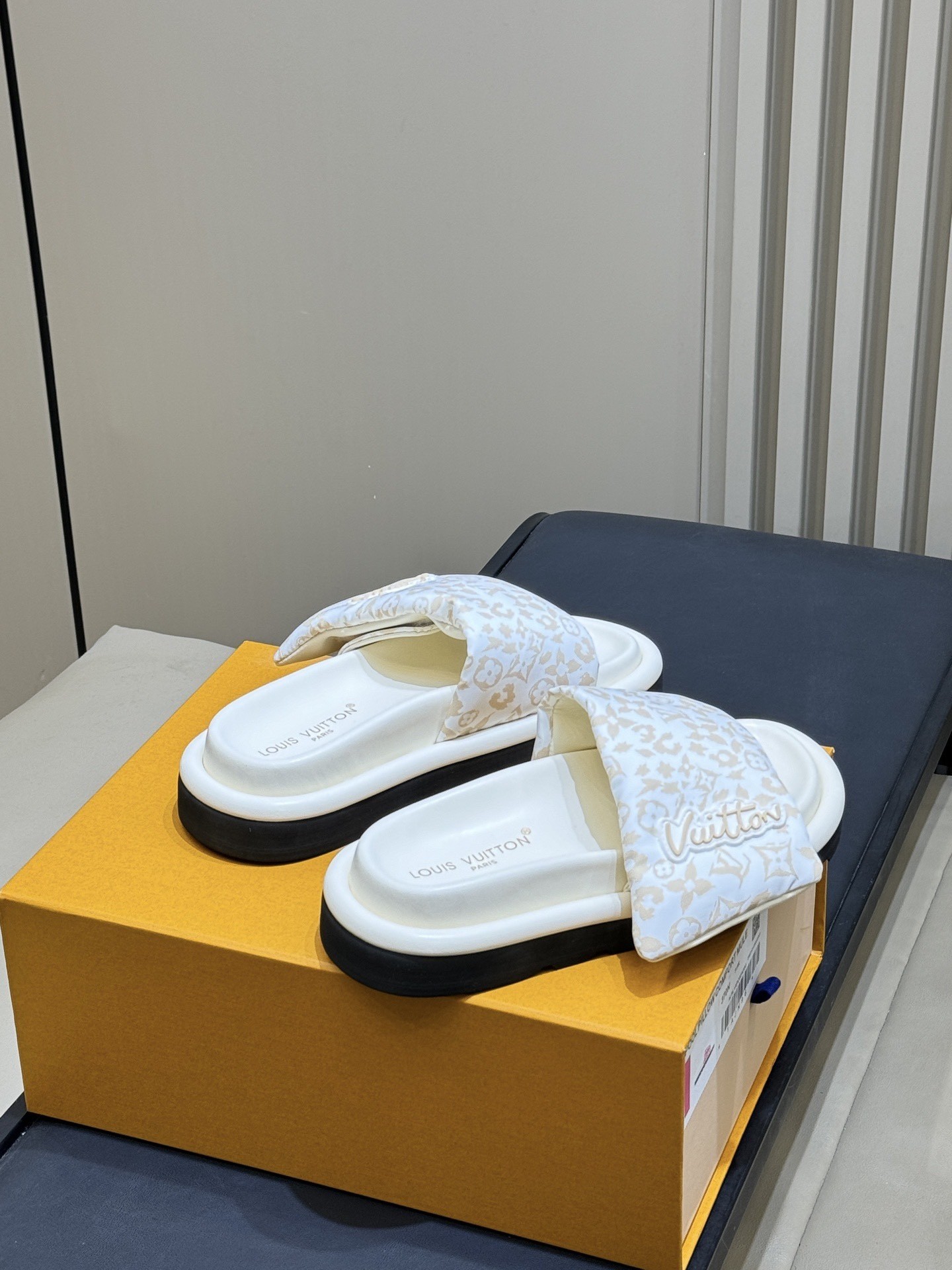L X V SLIPPERS detail 3