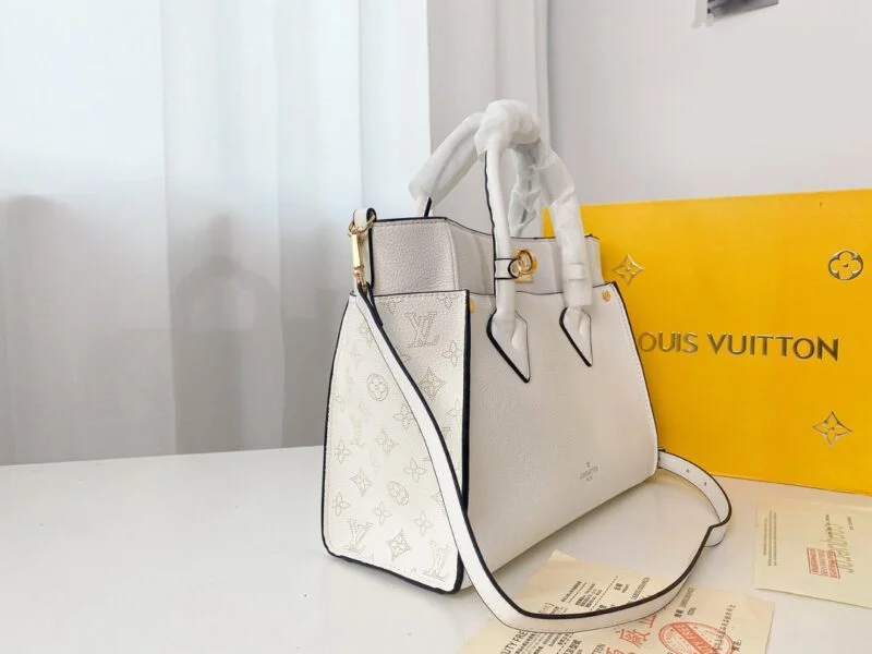 Louis Vuitton On My Side M53824