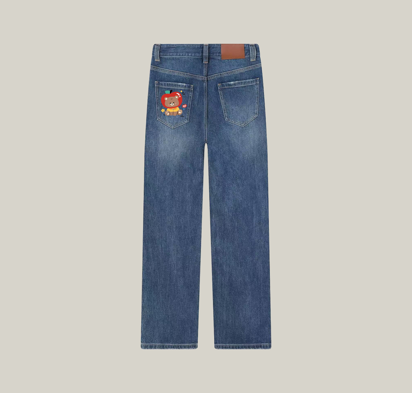 复制A pair of jeans featuring a teddy bear print—an essential item for your summer wardrobe.