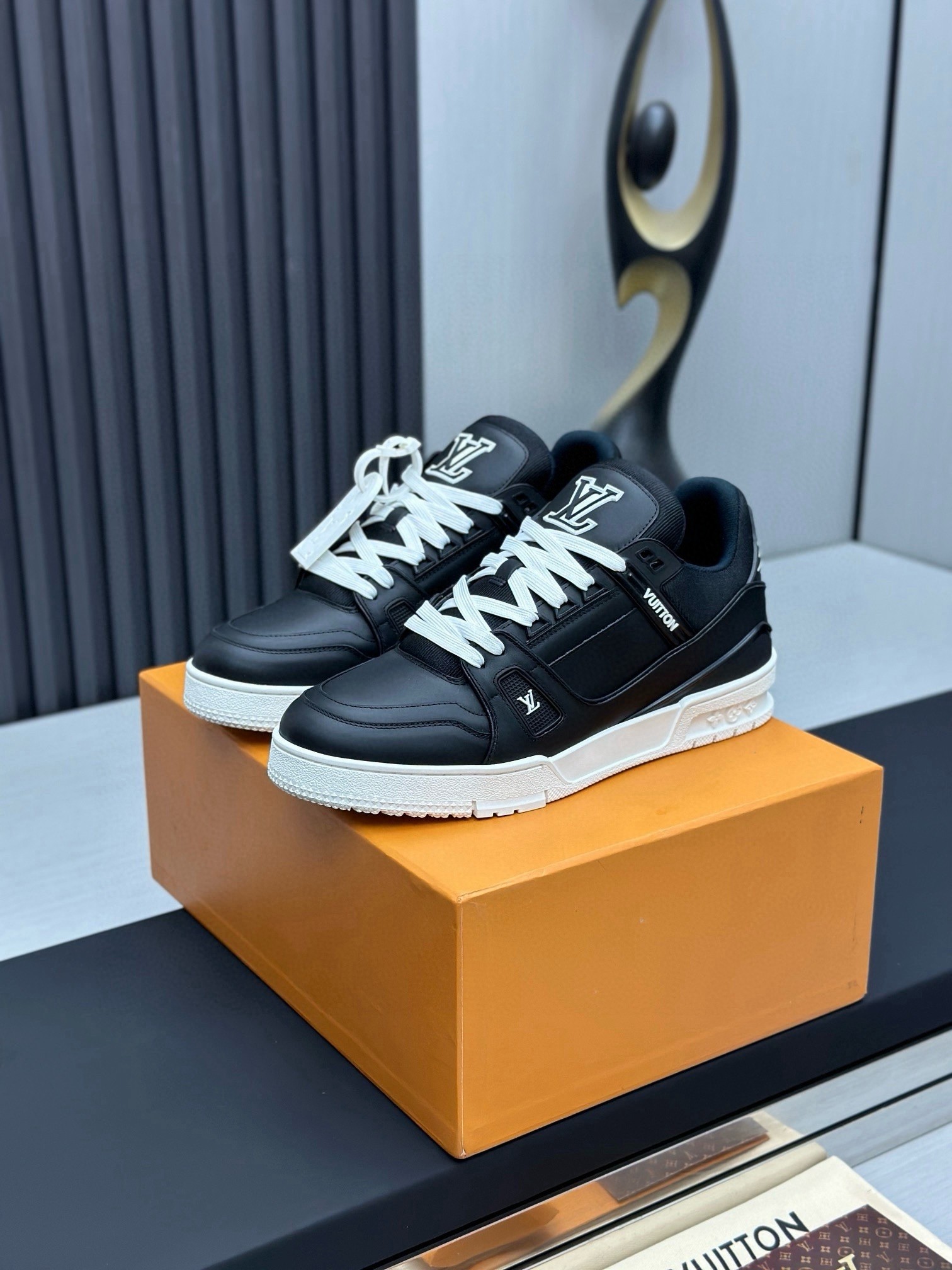 L X V TRAINER Sneakers