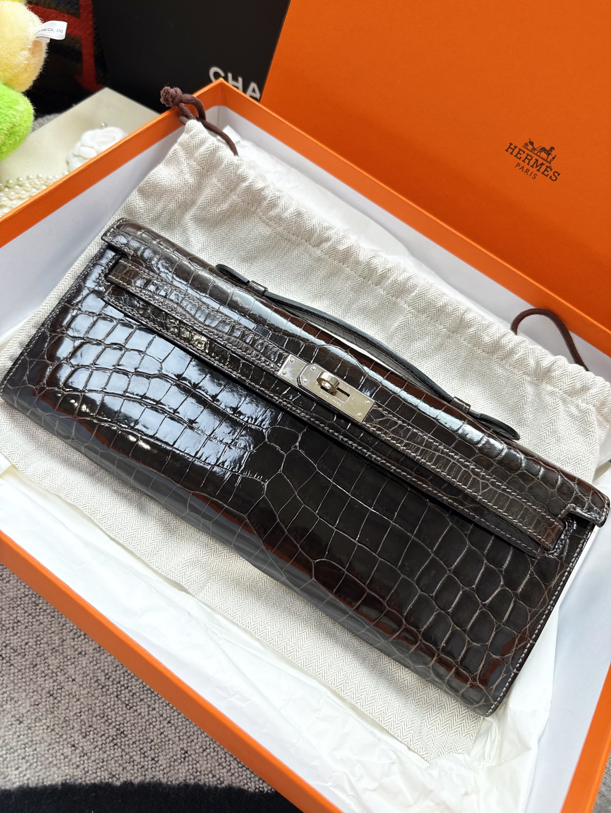 Hermès Kelly cut shiny crocodile leather