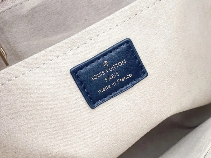 Louis Vuitton On My Side M53827