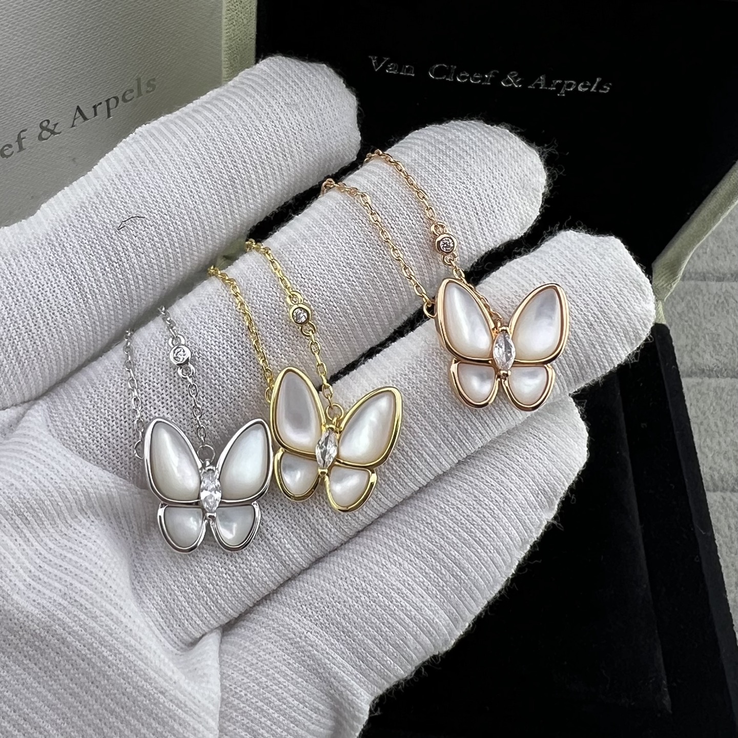 White mother-of-pearl solitaire butterfly necklace - Artisantouchss