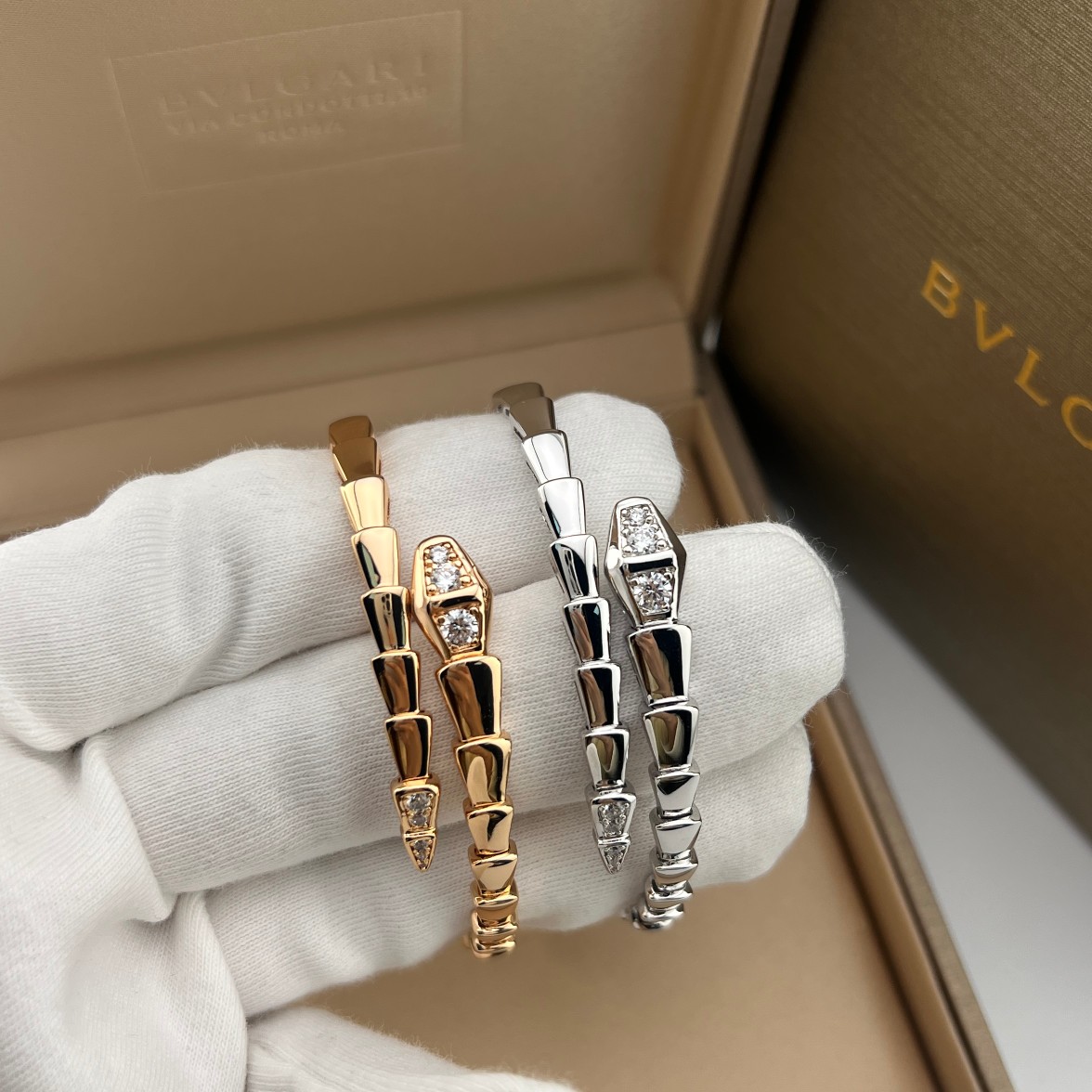Diamond-set serpent-head-and-tail bracelet - Artisantouchss