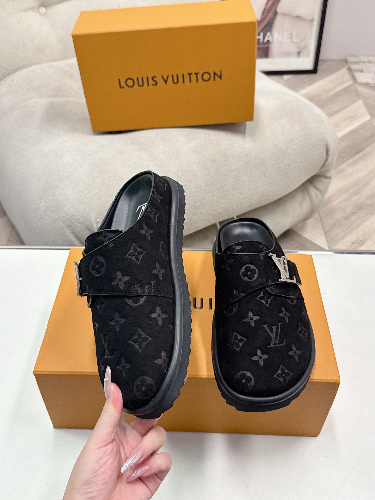 L X V slippers detail 3