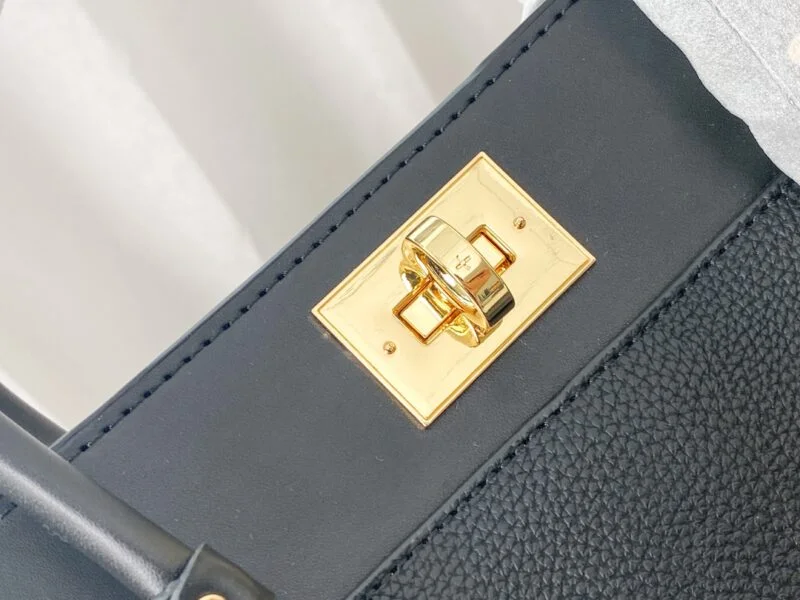 Louis Vuitton On My Side M53824