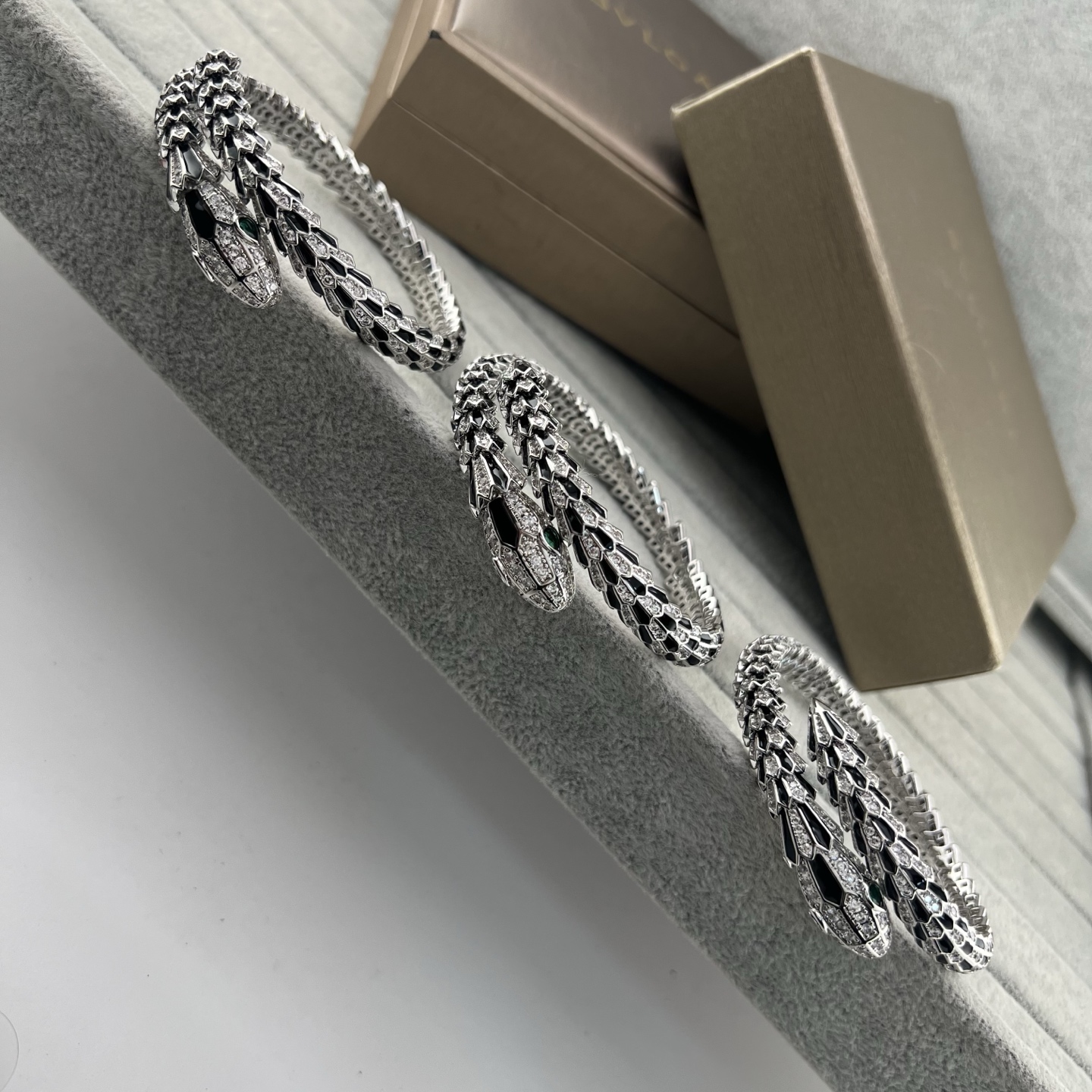 Serpentine black onyx and diamond coil-arm spring bracelet - Artisantouchss