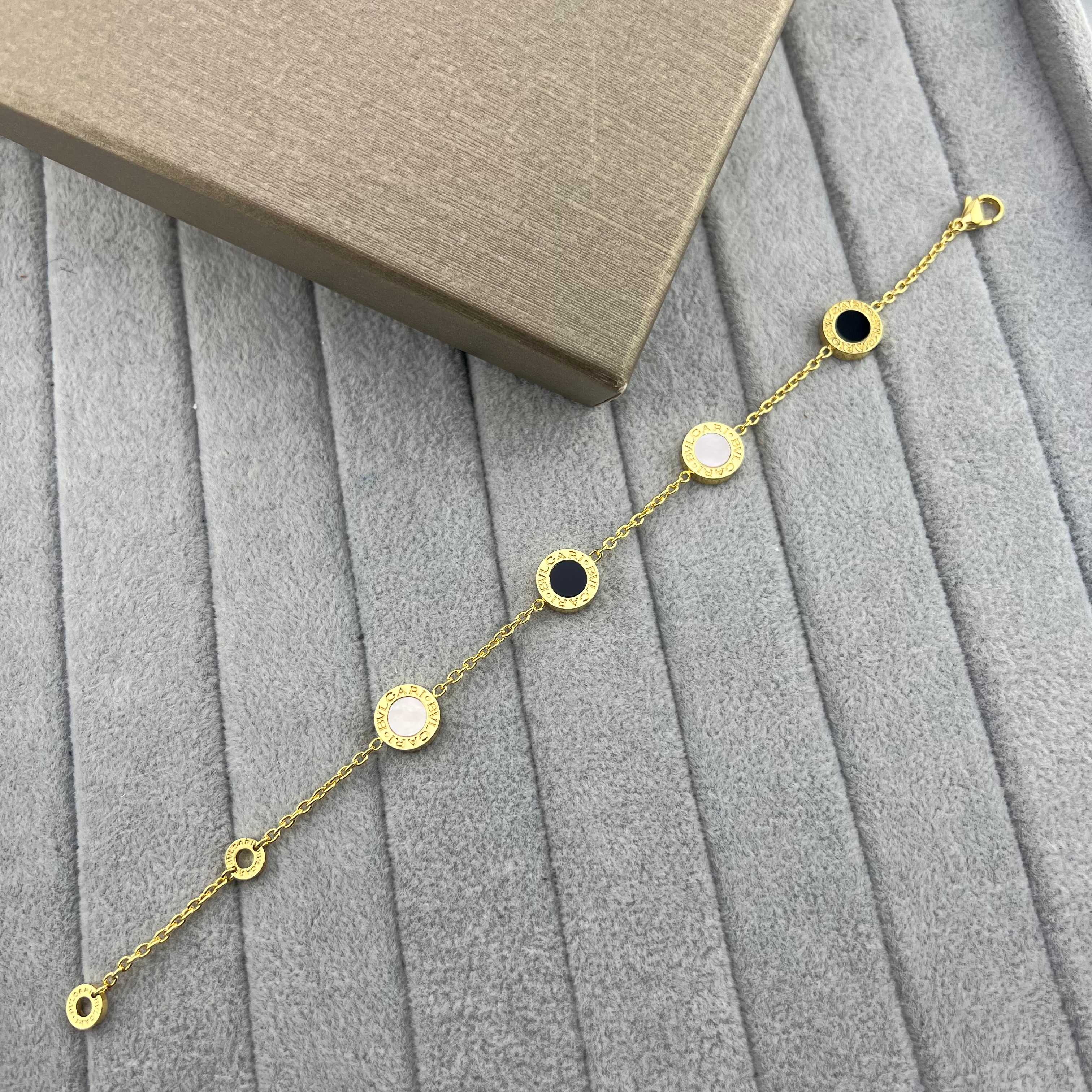 Mother-of-pearl four-flower bracelet - Artisantouchss