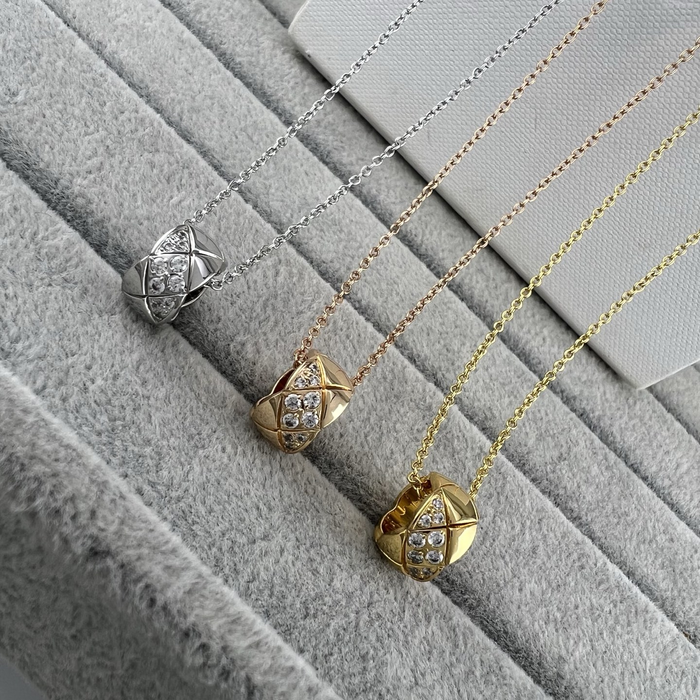 Large diamond-patterned pendant necklace - Artisantouchss