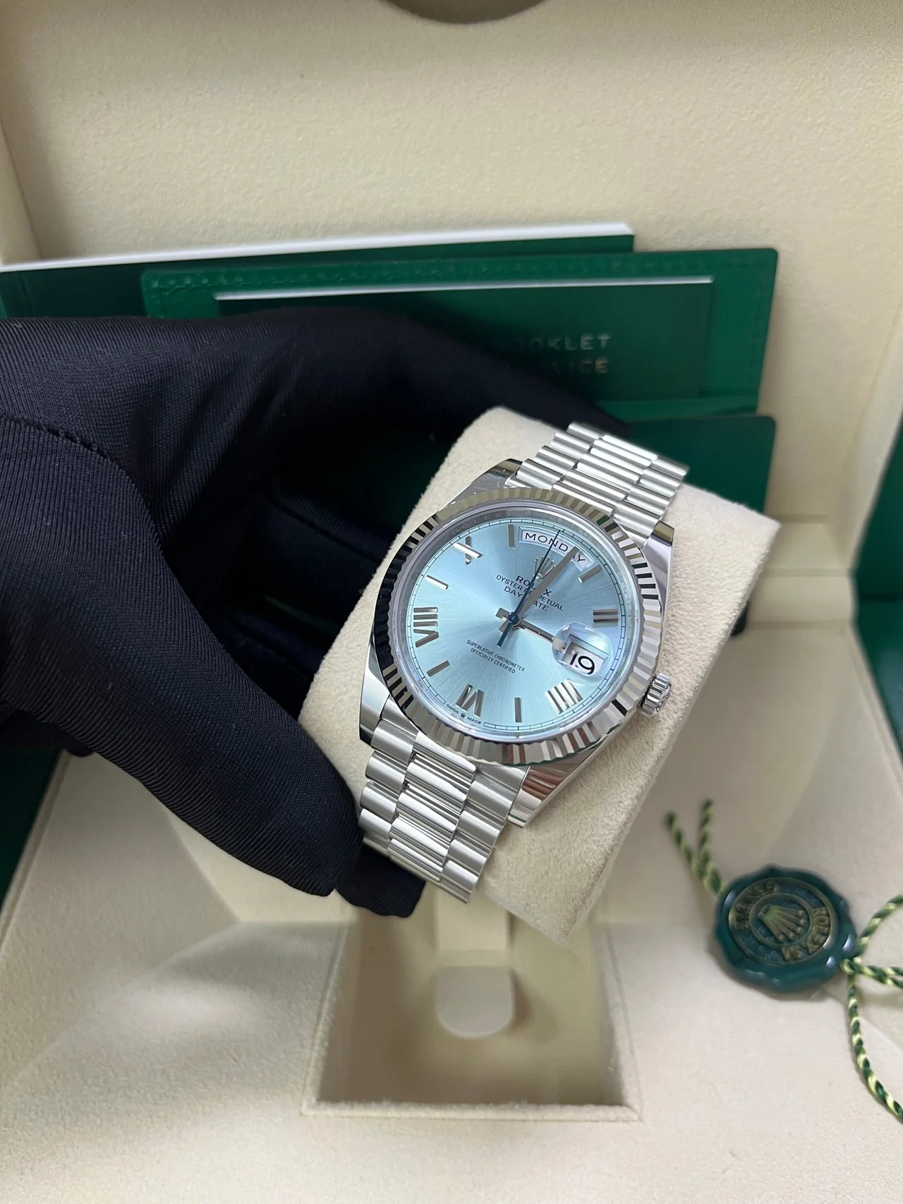 Rolex Day-Date 228236 0012 Fluted Bezel Ice Blue Dial 40MM Mens Replica Watch