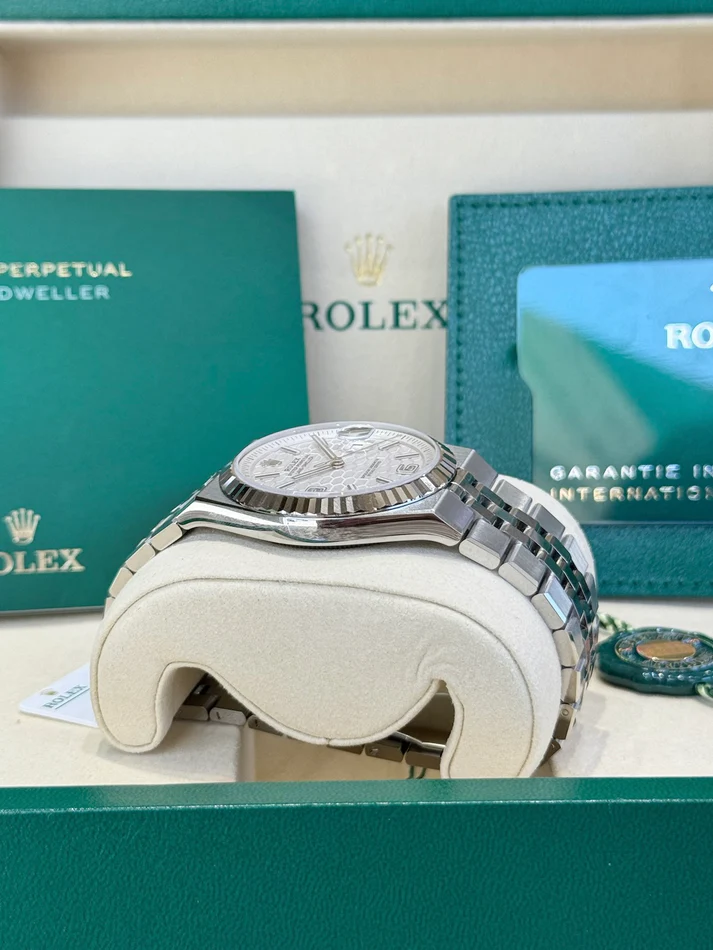 Rolex Land-Dweller 40 Oyster, 40 mm, Oystersteel and white gold M127334-0001