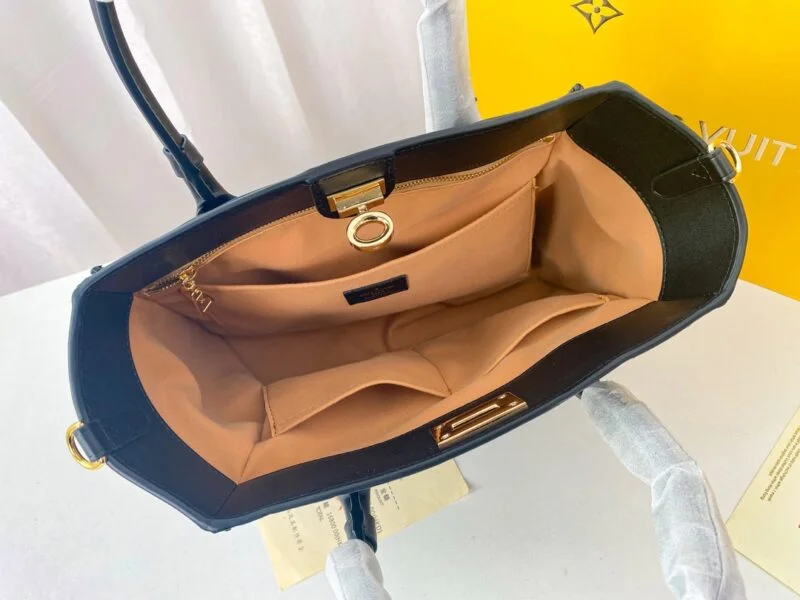 Louis Vuitton On My Side M53824