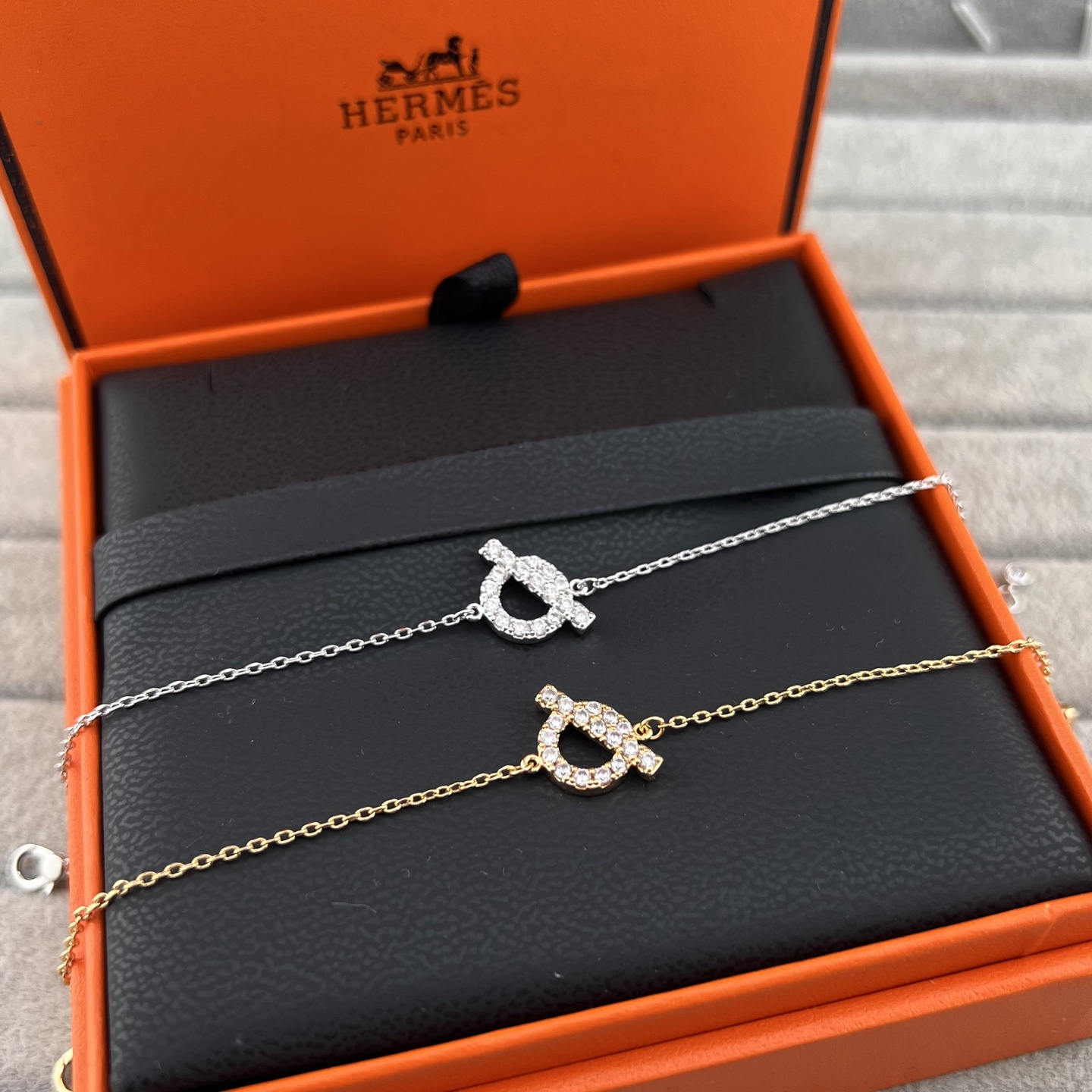 Fully diamond Q-shaped necklace - Artisantouchss