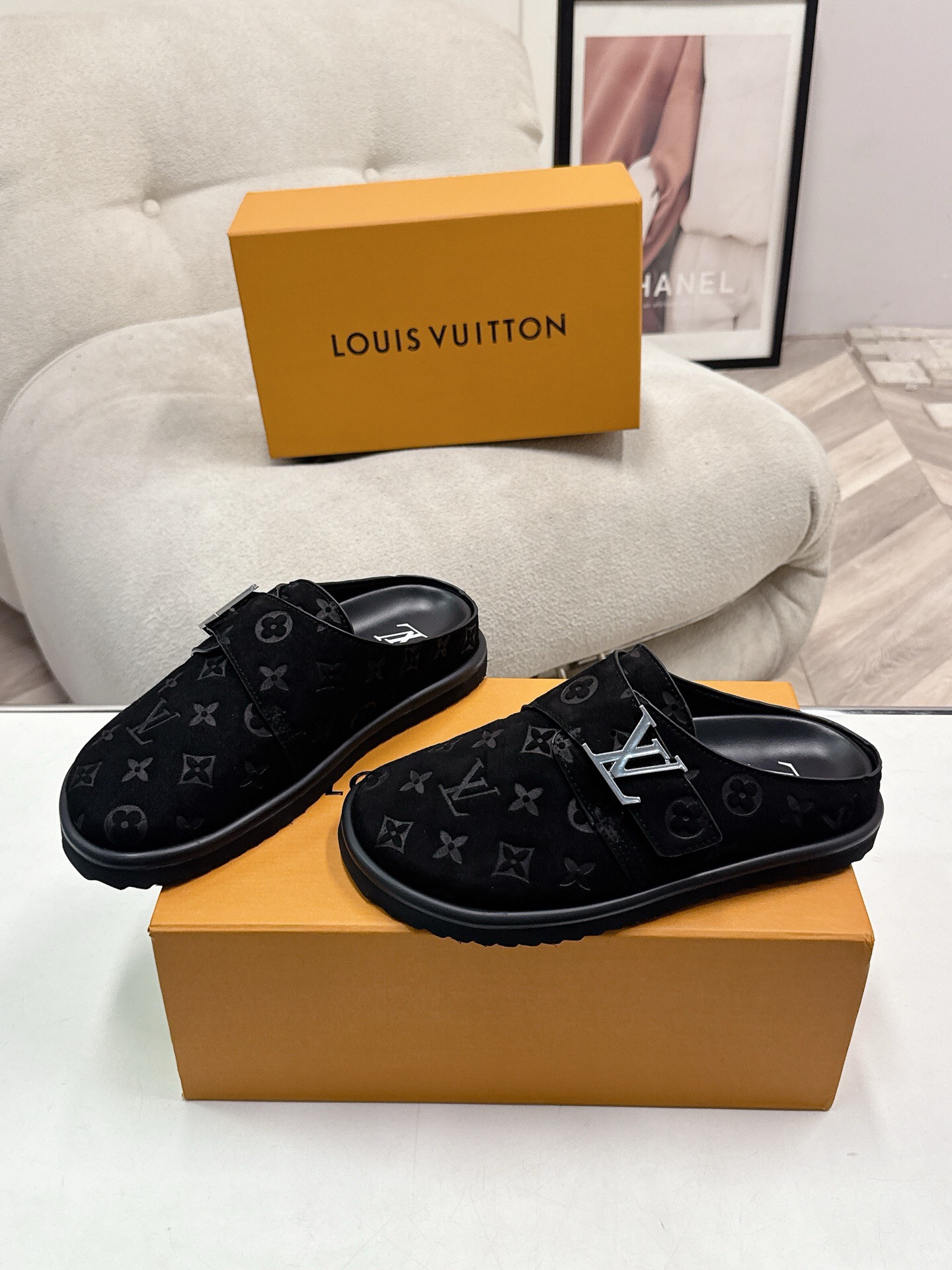 L X V slippers