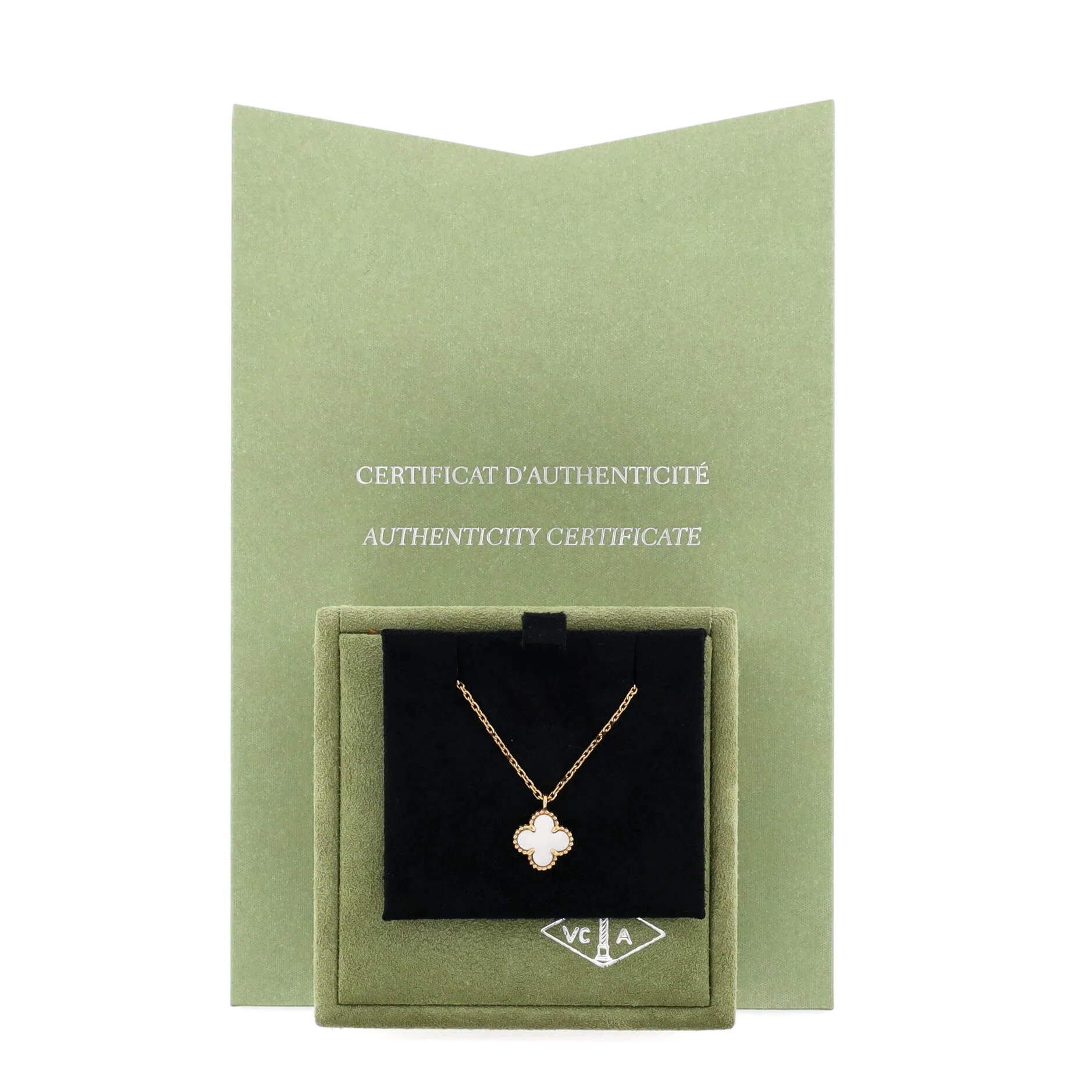 Sweet Alhambra Pendant Necklace 18K Yellow Gold and Mother of Pearl