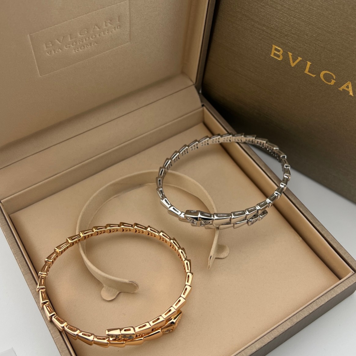 Diamond-set serpent-head-and-tail bracelet - Artisantouchss