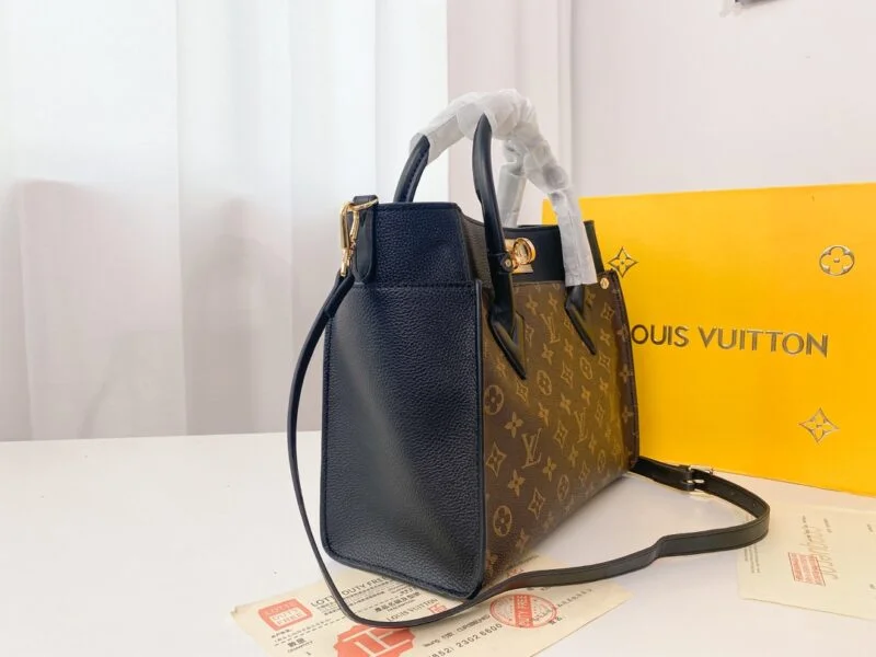 Louis Vuitton On My Side M53827