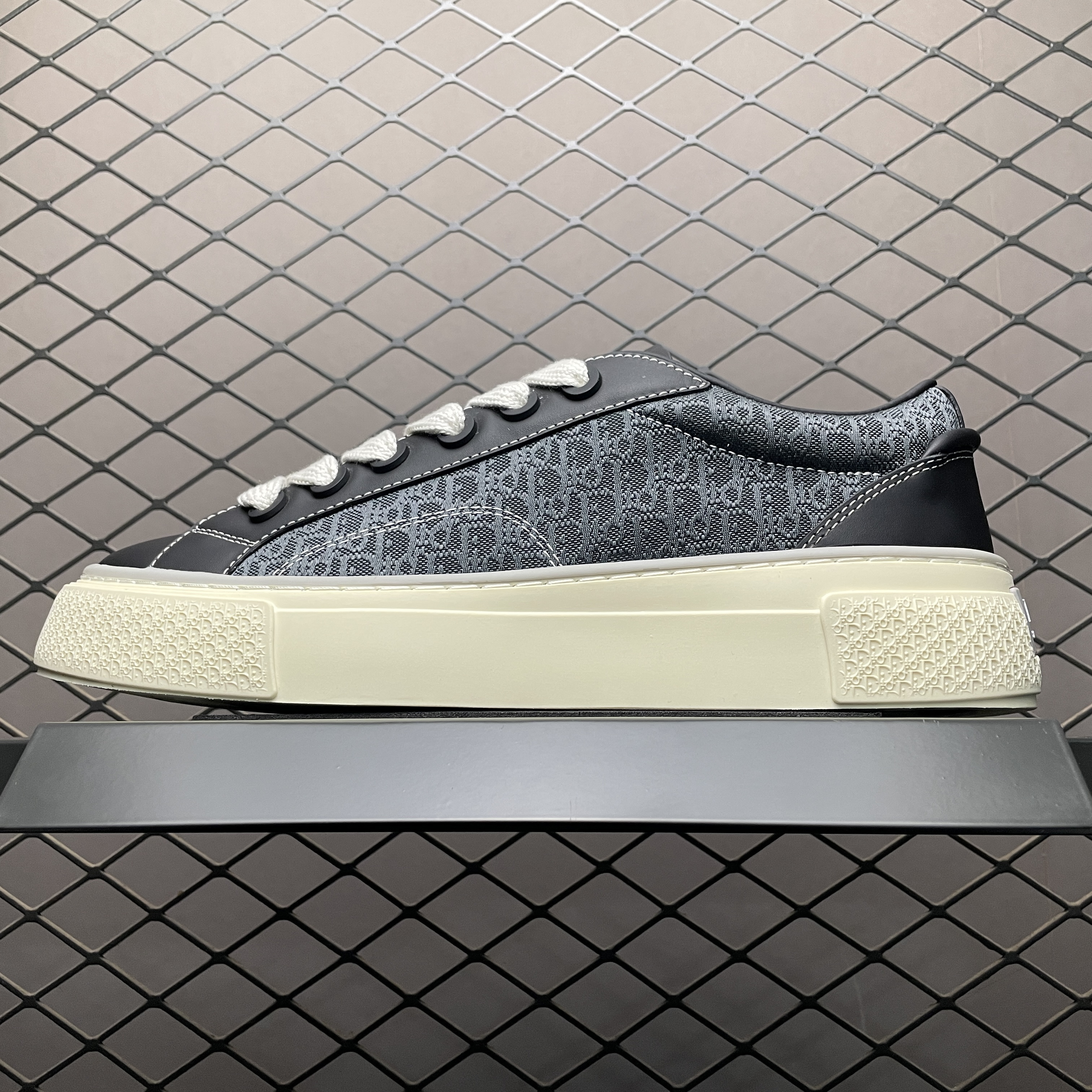 DR New B33 Sneaker