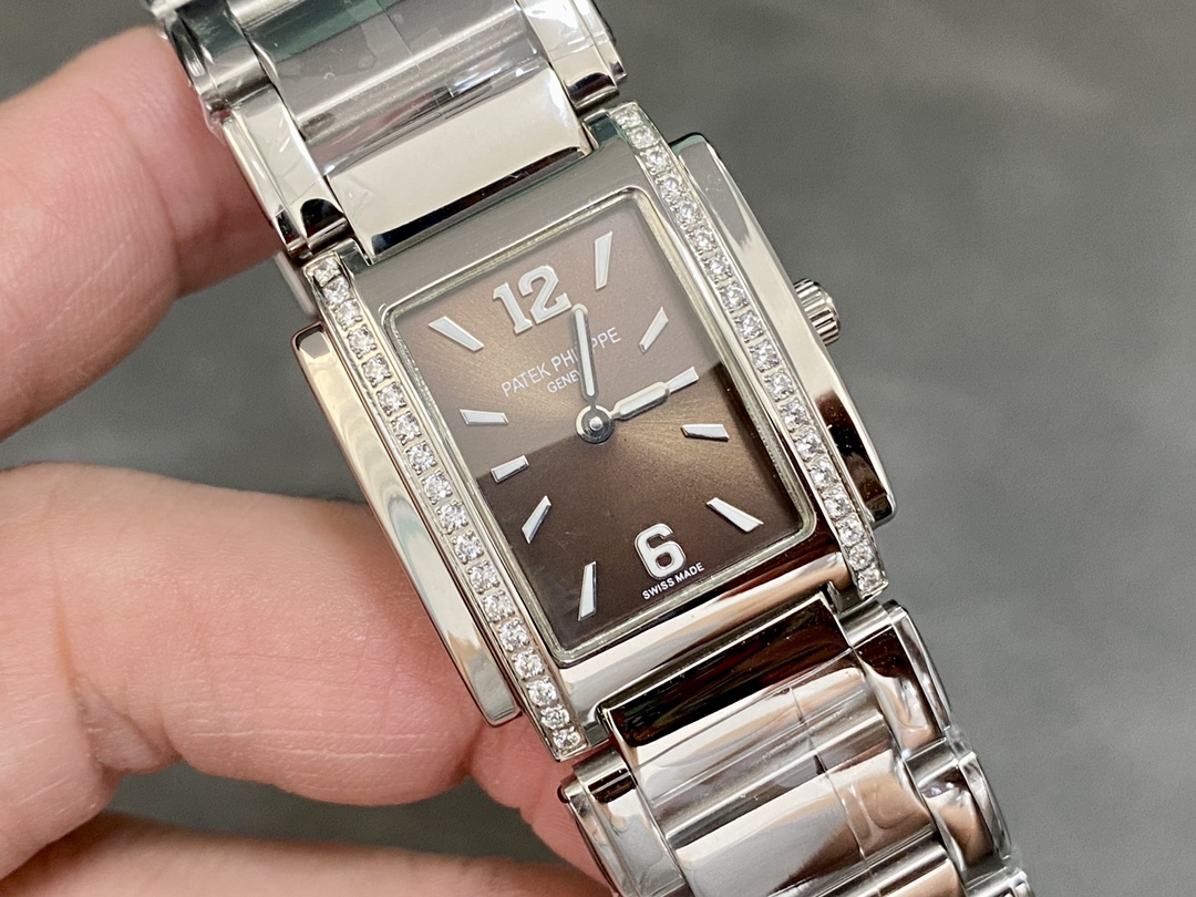 Patek Philippe Twenty-4 4910 1200A 010 Ladies Quartz 25x30mm