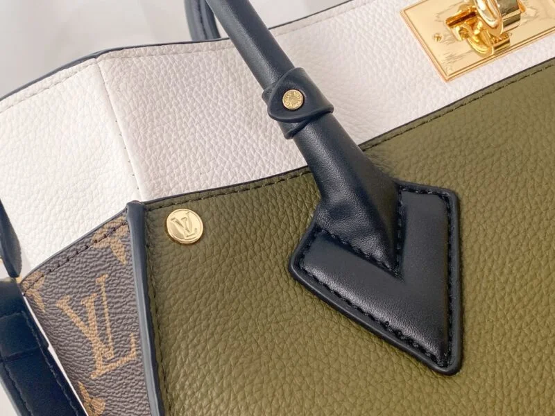 Louis Vuitton On My Side M53827