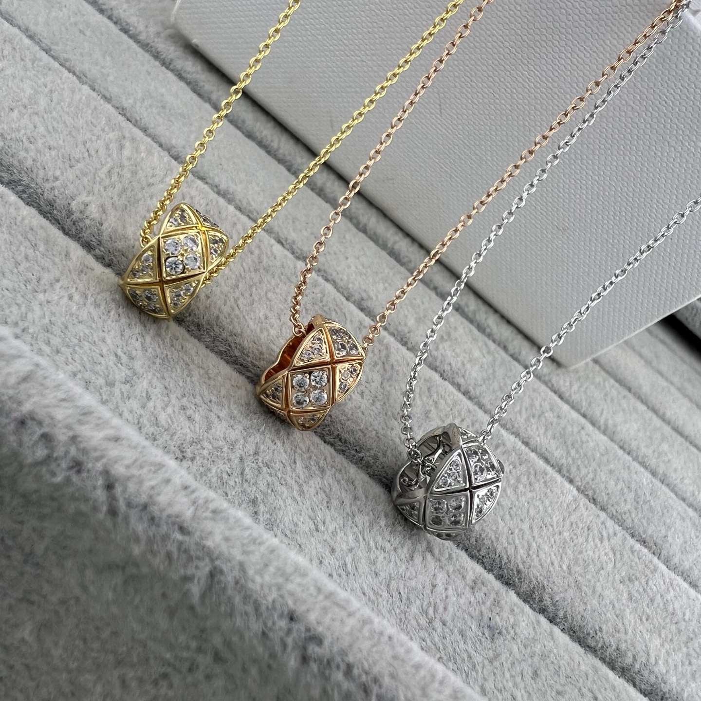 Large diamond-encrusted pendant necklace - Artisantouchss