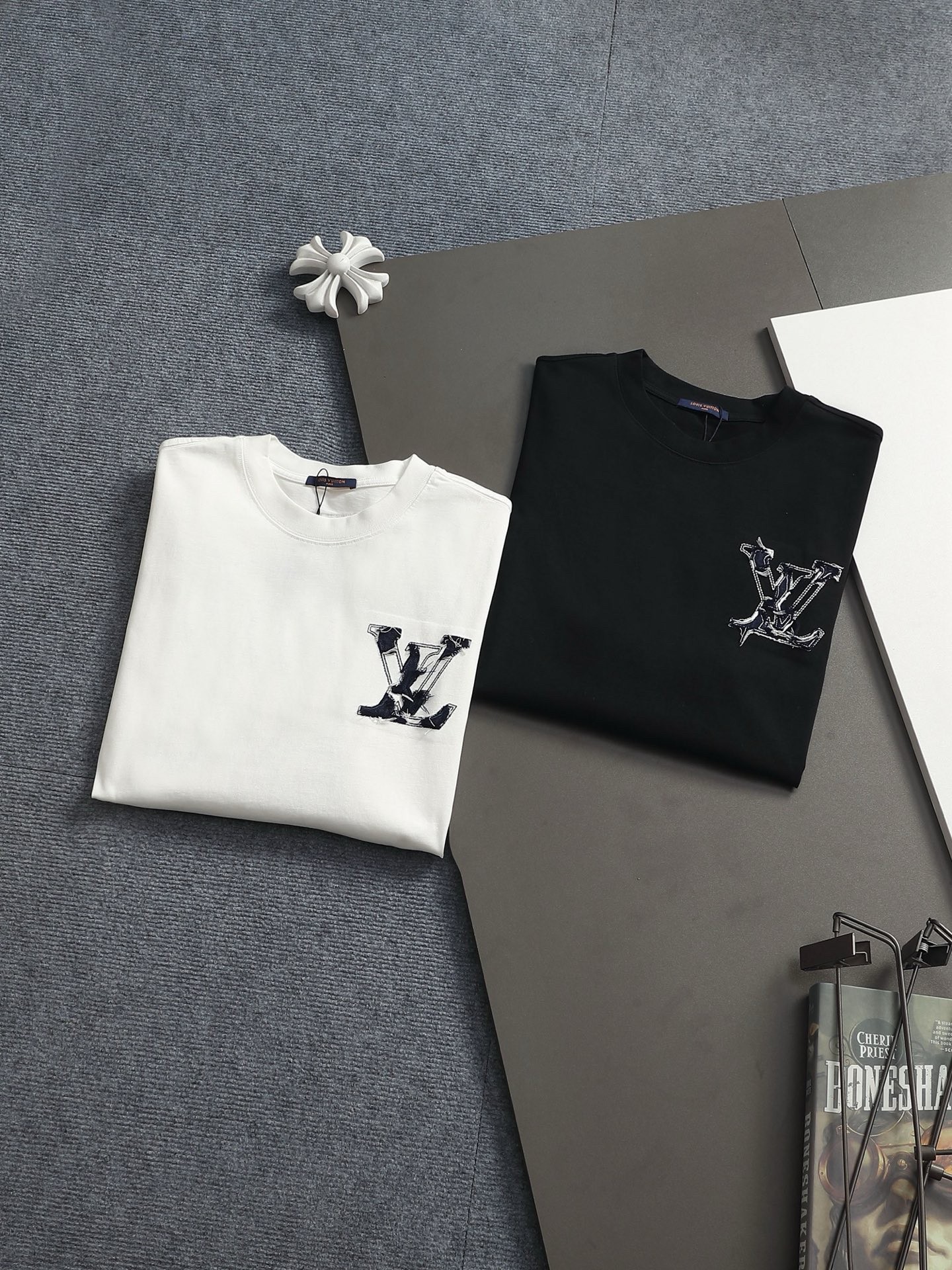 L X V T-shirt（Multiple colors）