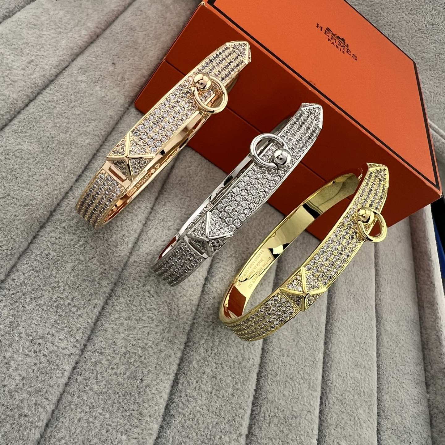 Pyramid-shaped fully pavé-set bracelet - Artisantouchss