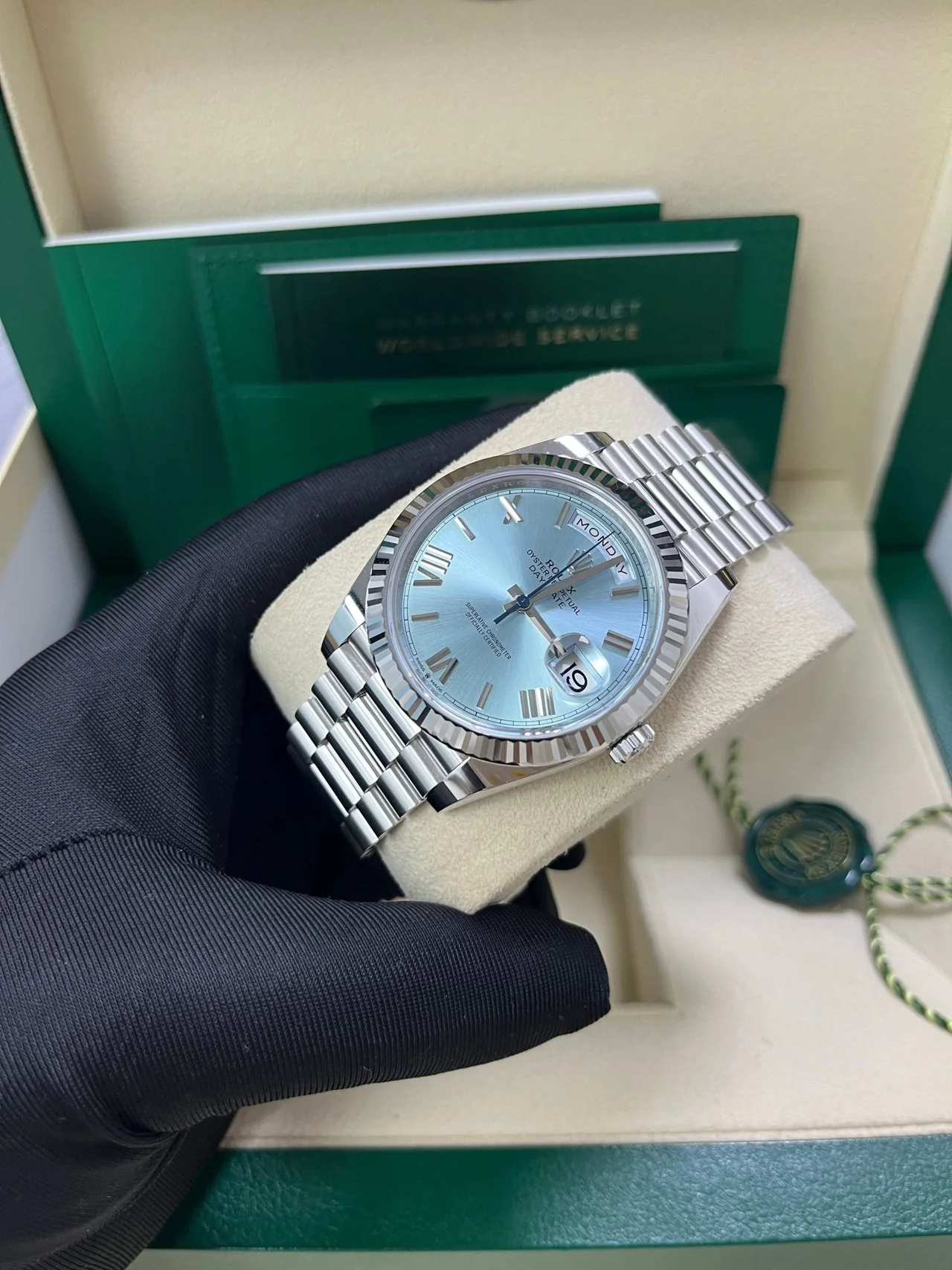 Rolex Day-Date 228236 0012 Fluted Bezel Ice Blue Dial 40MM Mens Replica Watch