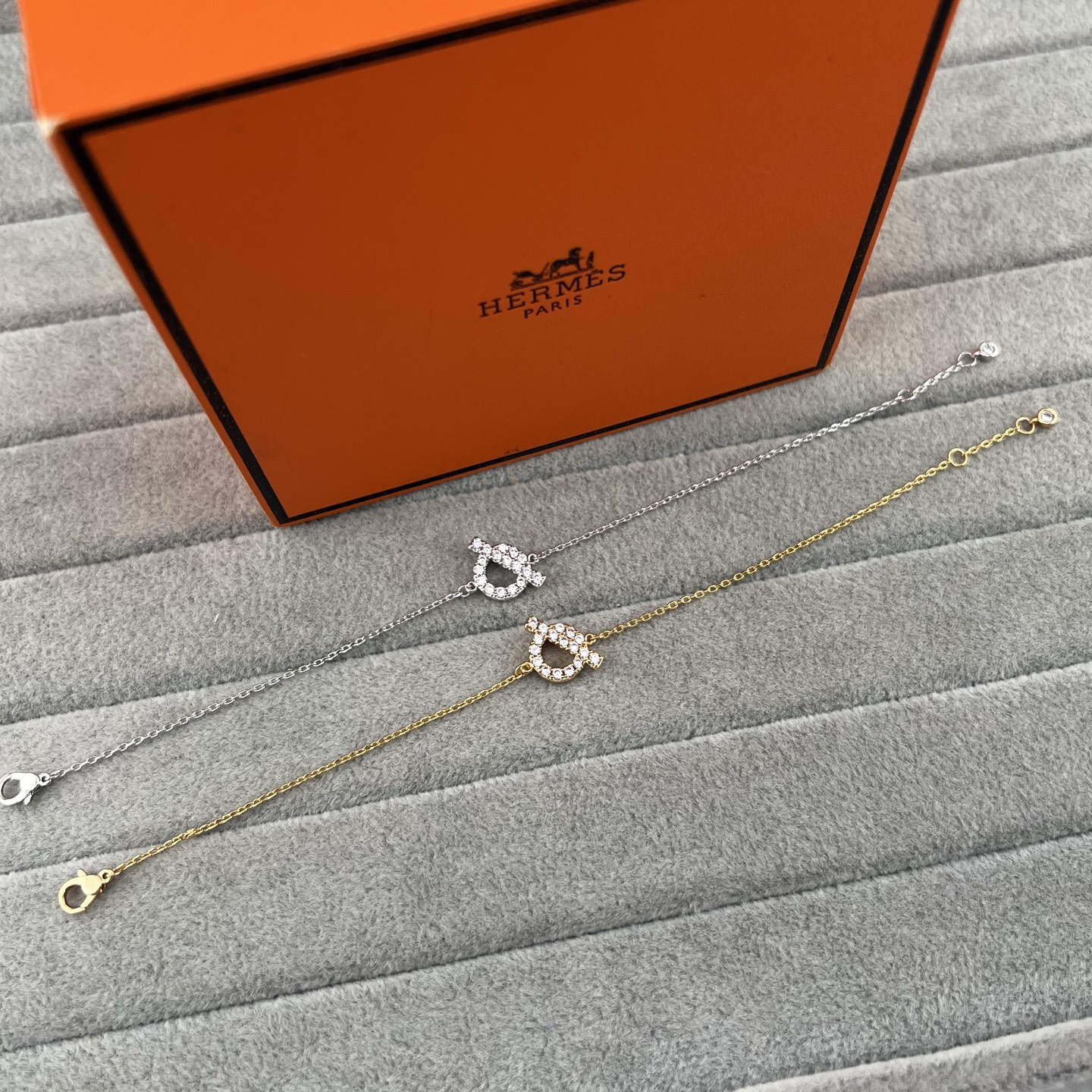 Fully diamond Q-shaped necklace - Artisantouchss