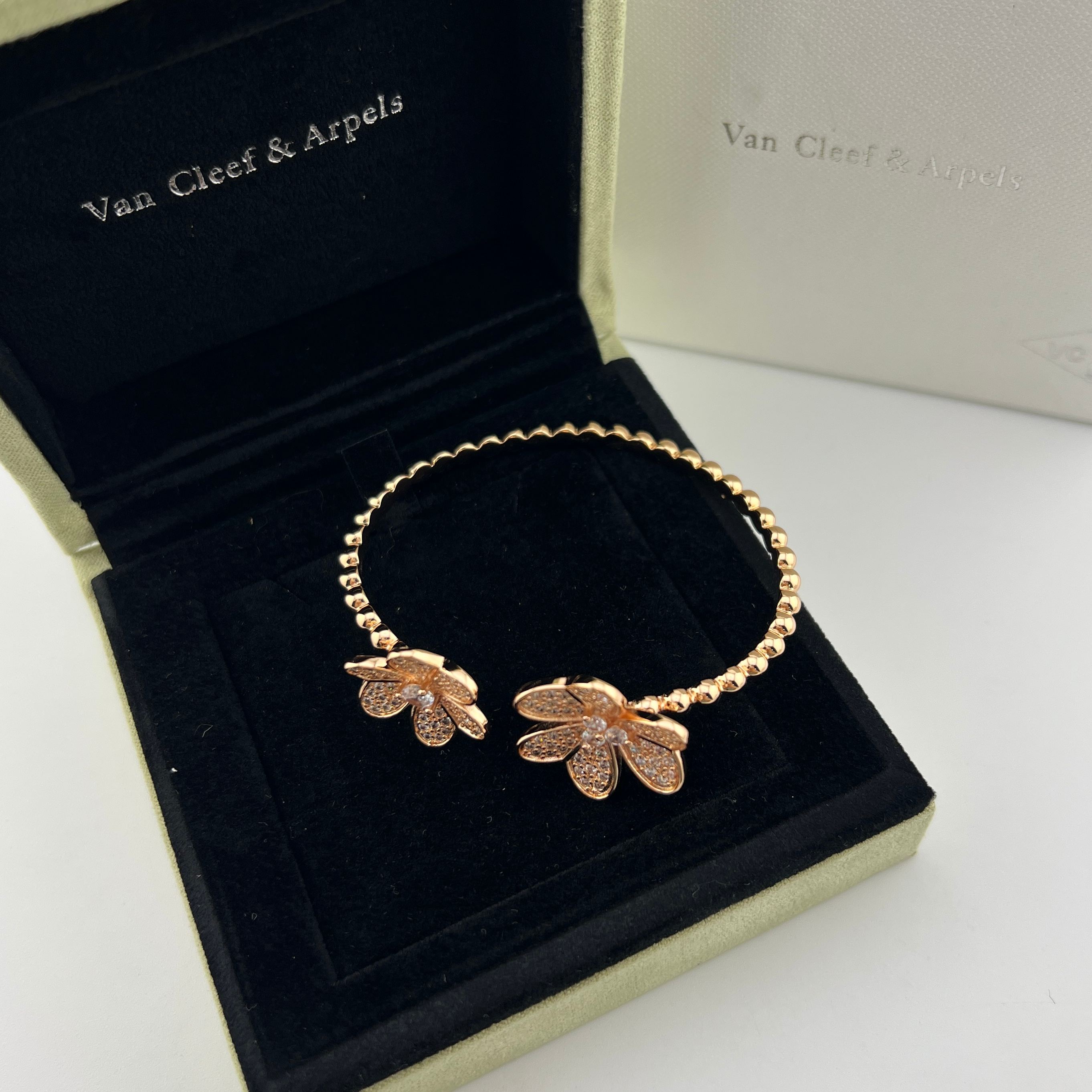 Pavé diamond floral bracelet - Artisantouchss