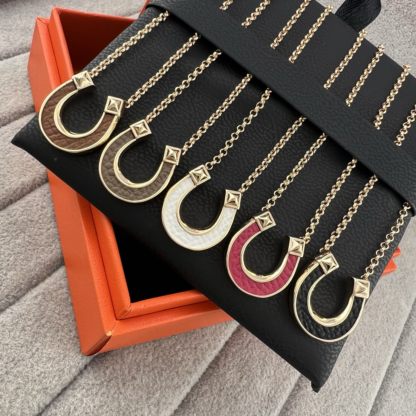 Horse head U-shaped pendant necklace - Artisantouchss