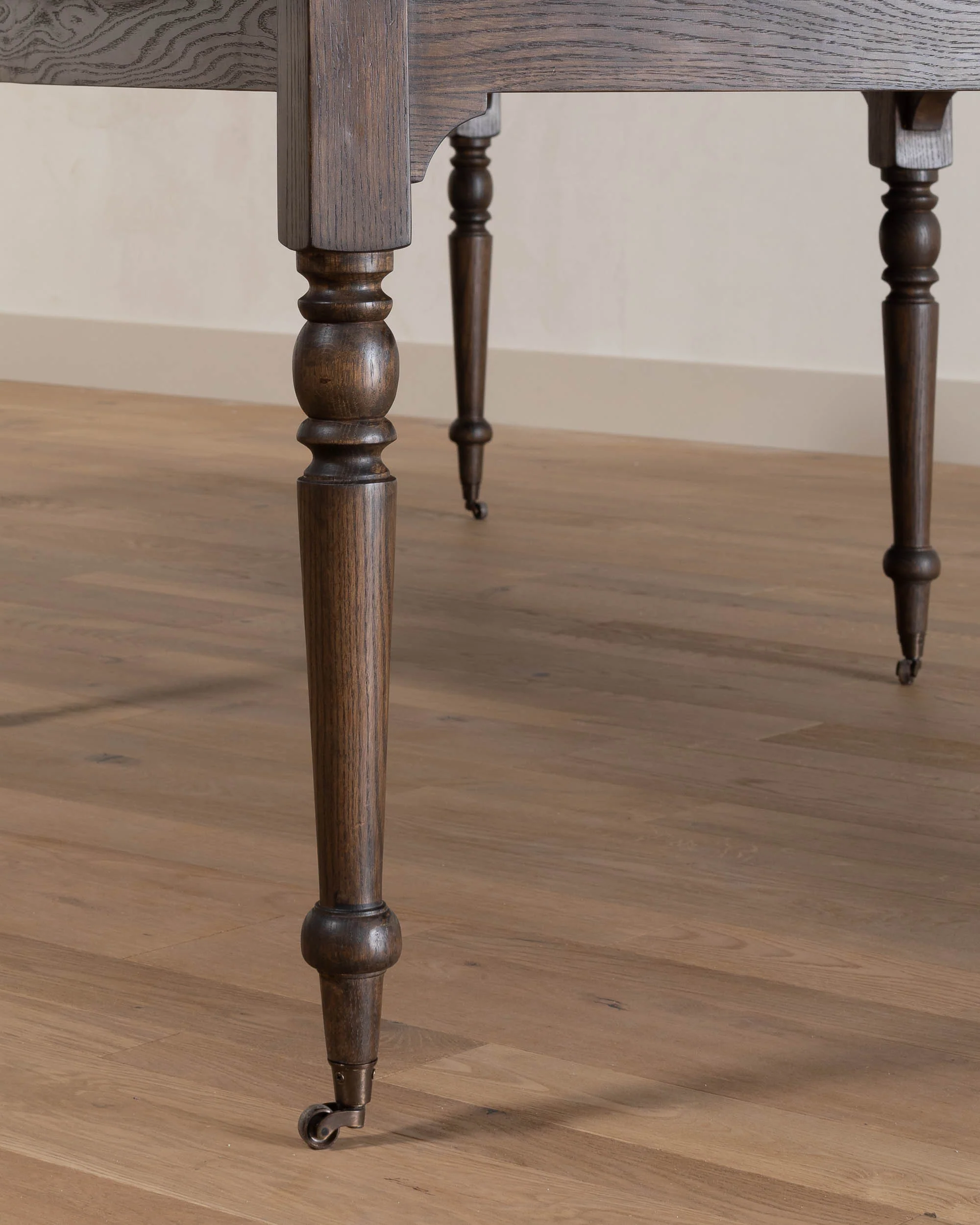 Lavi Dining Table