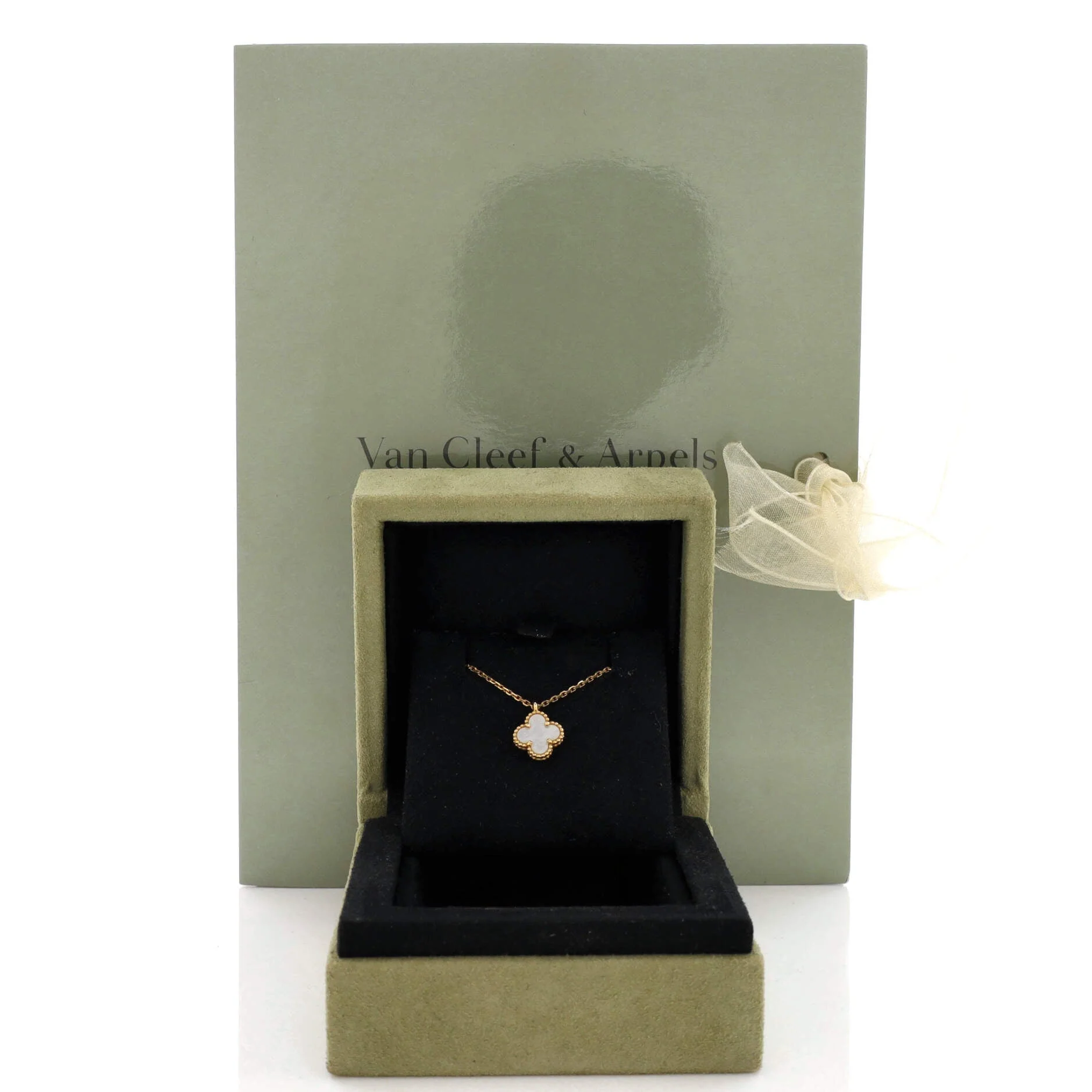 Sweet Alhambra Pendant Necklace 18K Yellow Gold and Mother of Pearl