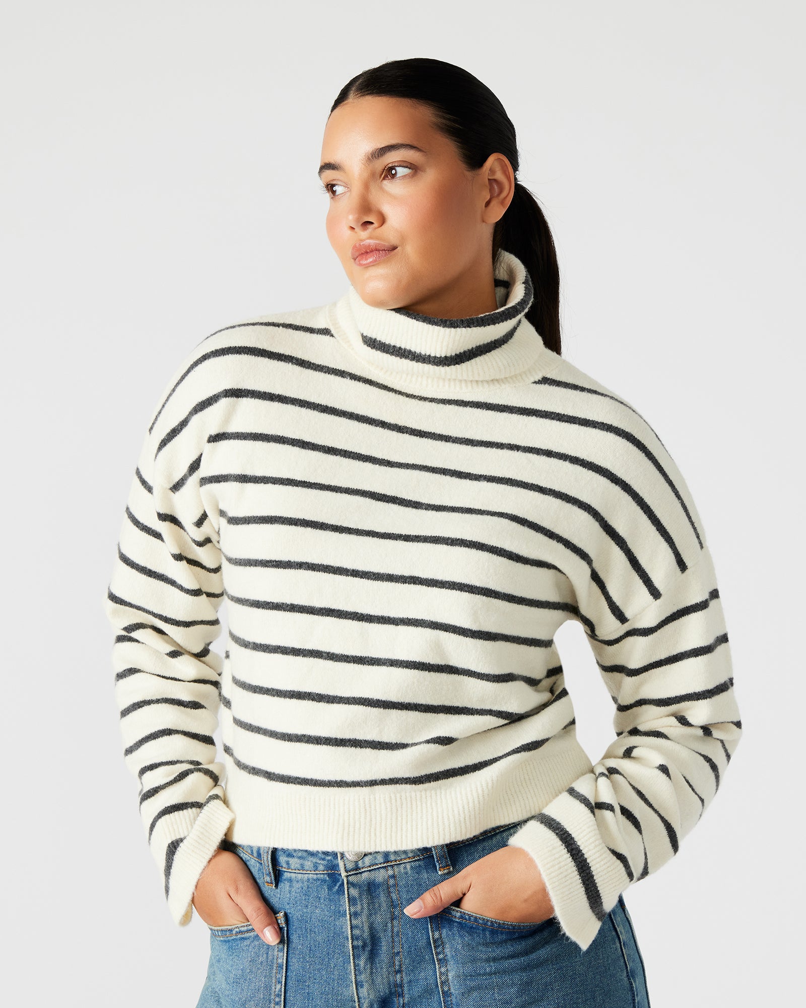 Narsha Sweater White/black