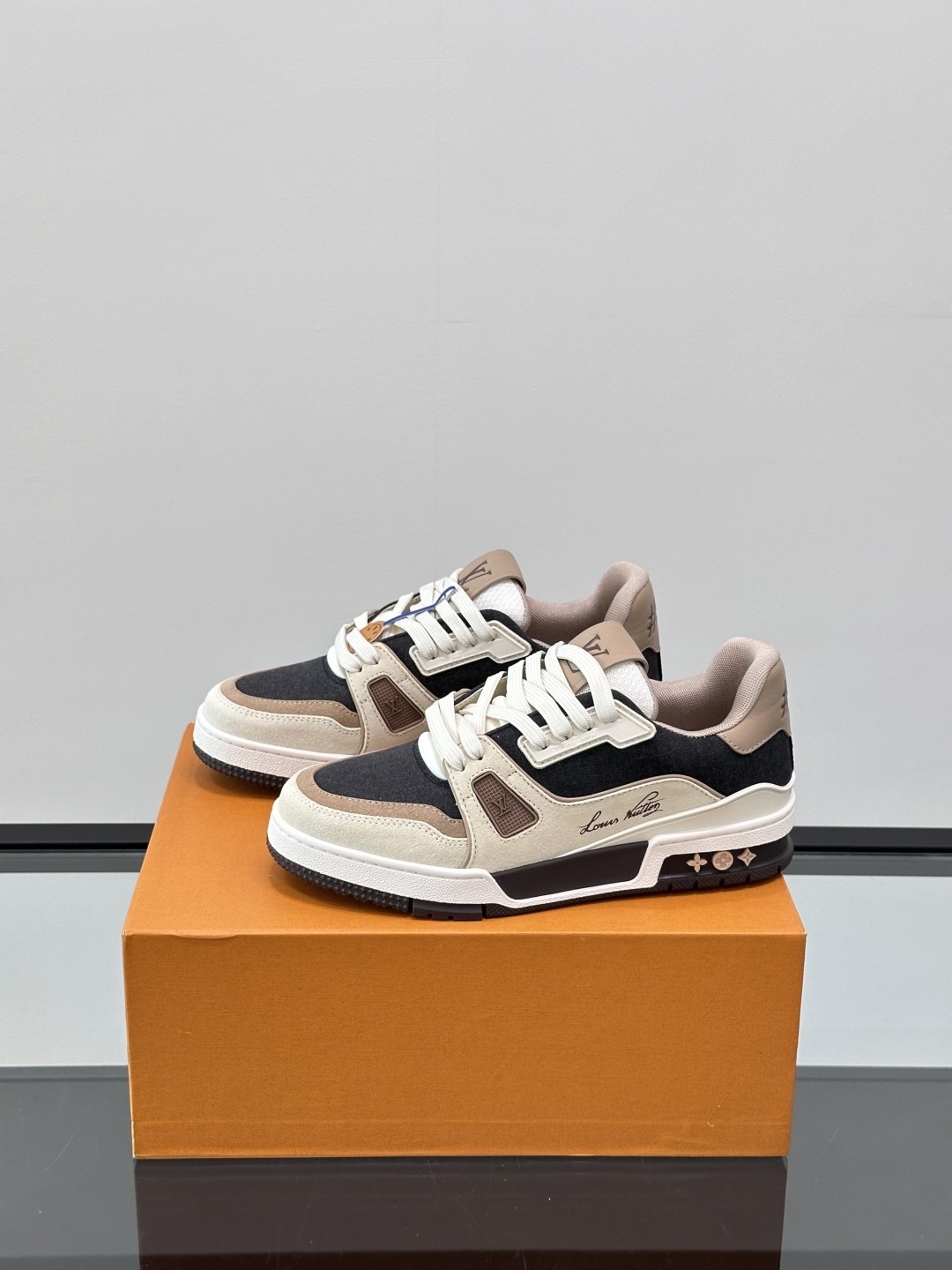 L X V SNEAKERS