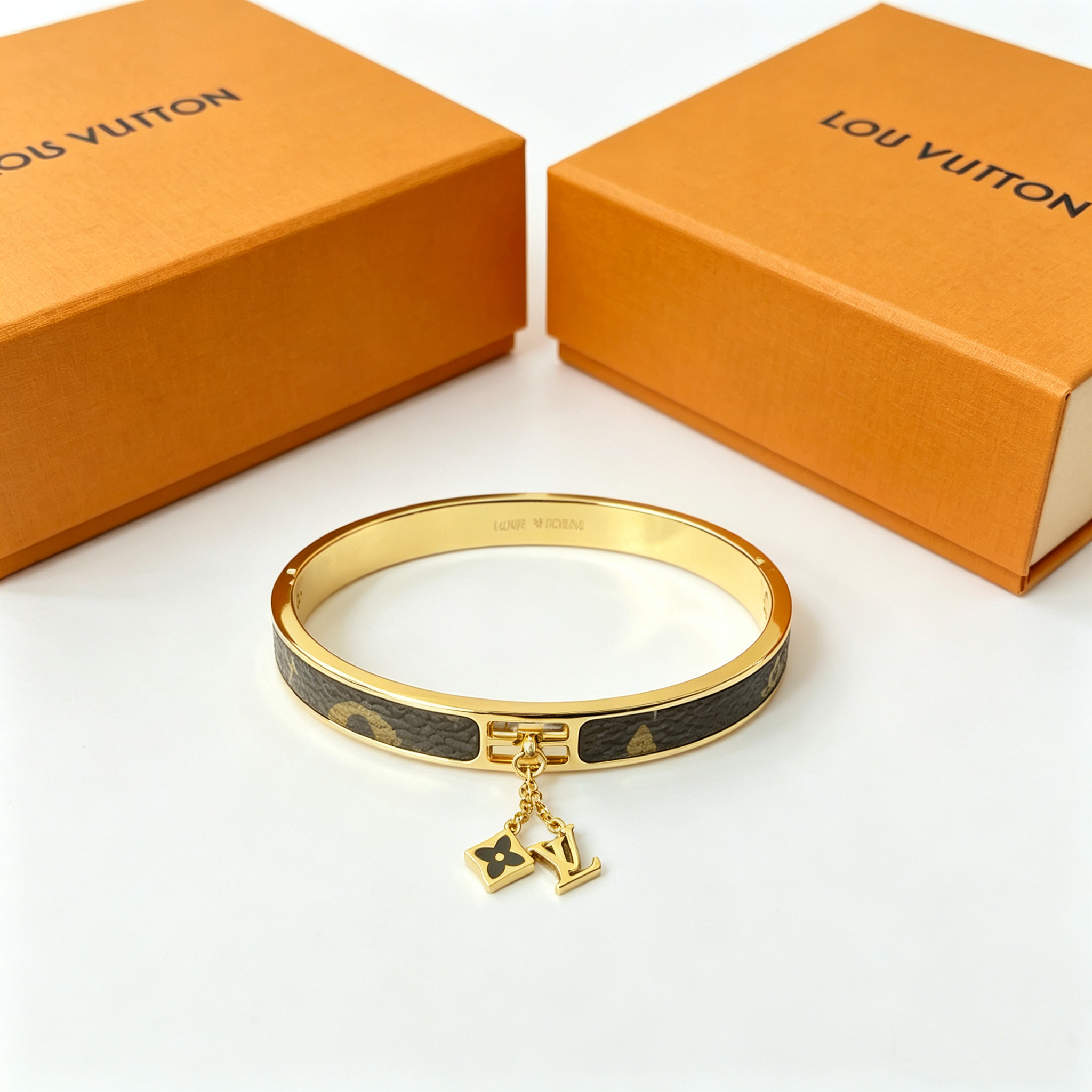 L——Style Metal Band Leather Bracelet with Pendant