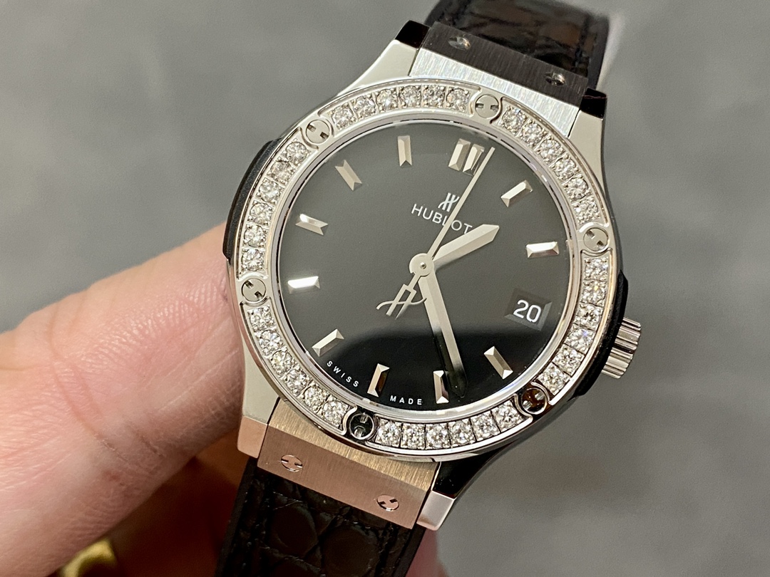 Hublot Classic Fusion 581.NX.1171.LR.1104 33mm Lady Watch