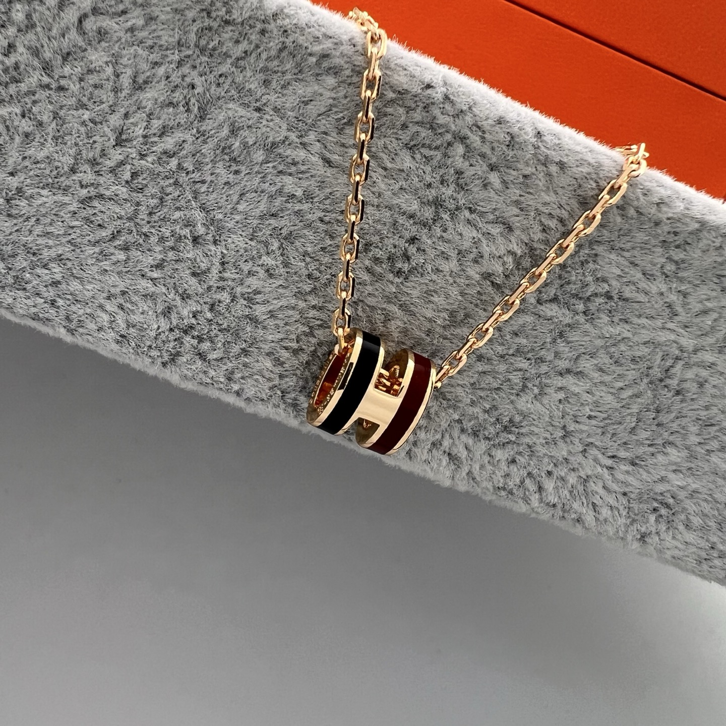 H-shaped pendant necklace - Artisantouchss