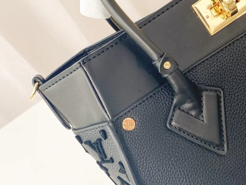 Louis Vuitton On My Side M53824