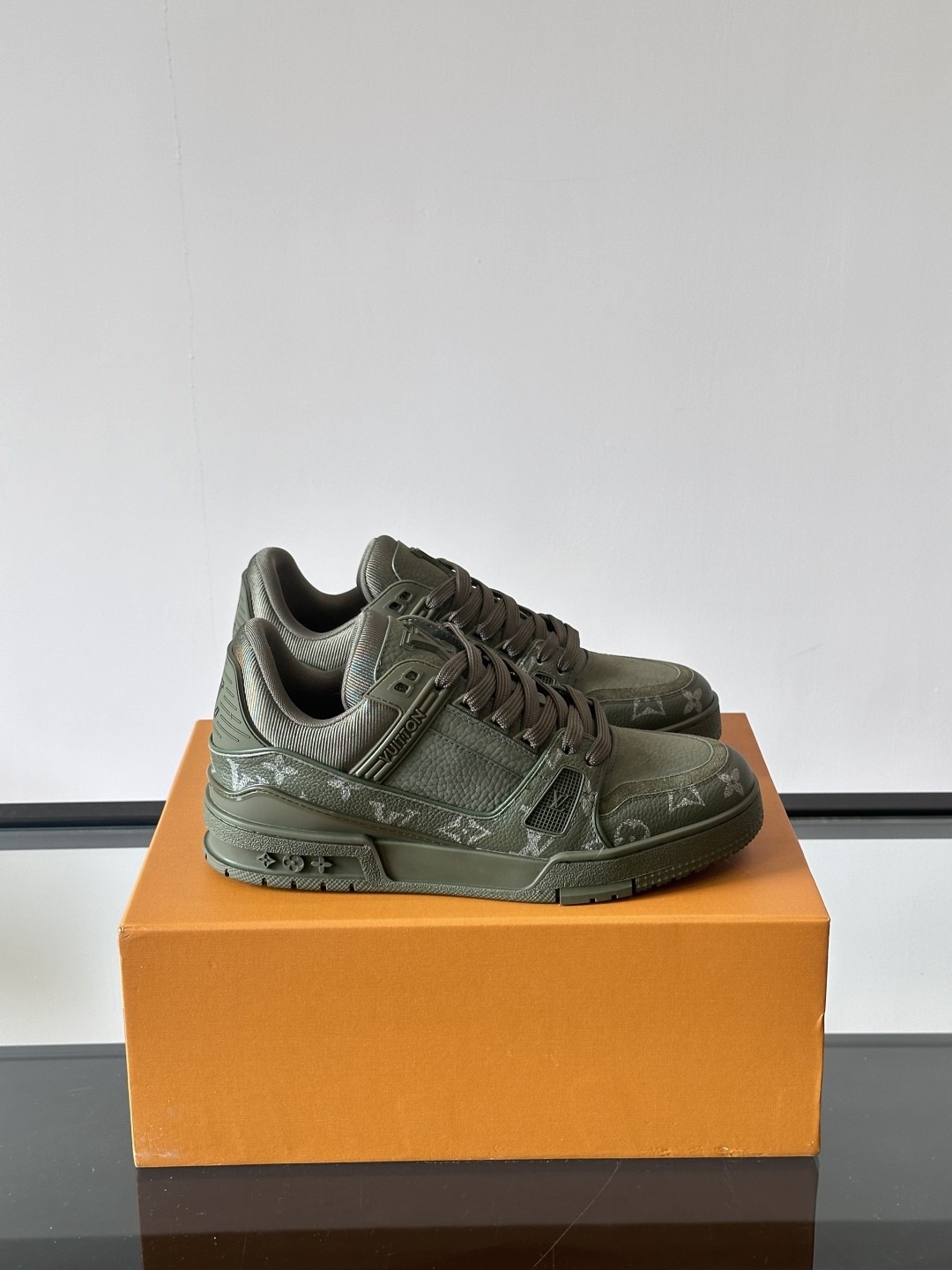 L X V SNEAKERS detail 2