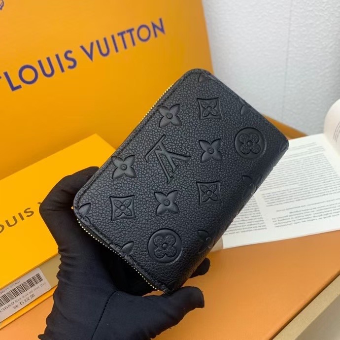 Louis Vuitton Women Card Holder M83689