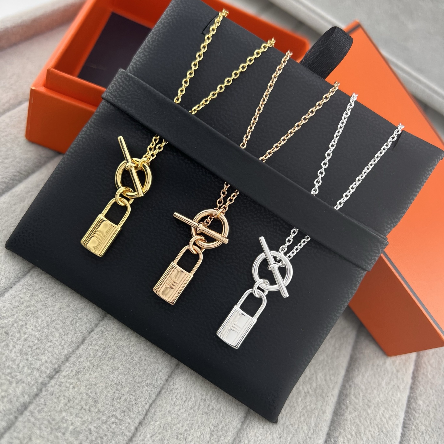 Lock pendant necklace - Artisantouchss