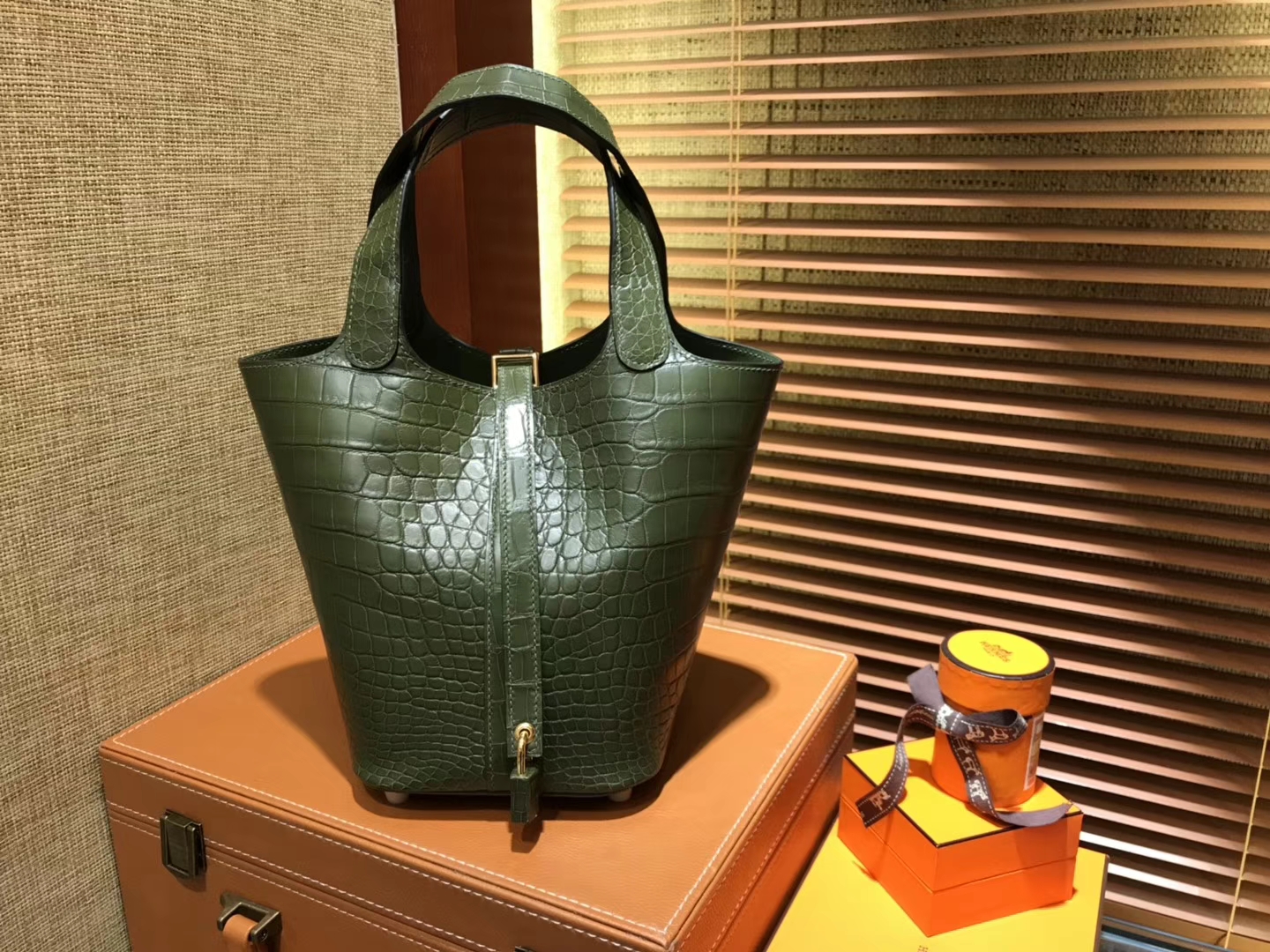 Hermes Picotin basket made of crocodile skin, olive green color, fully hand-sewn, 18cm long