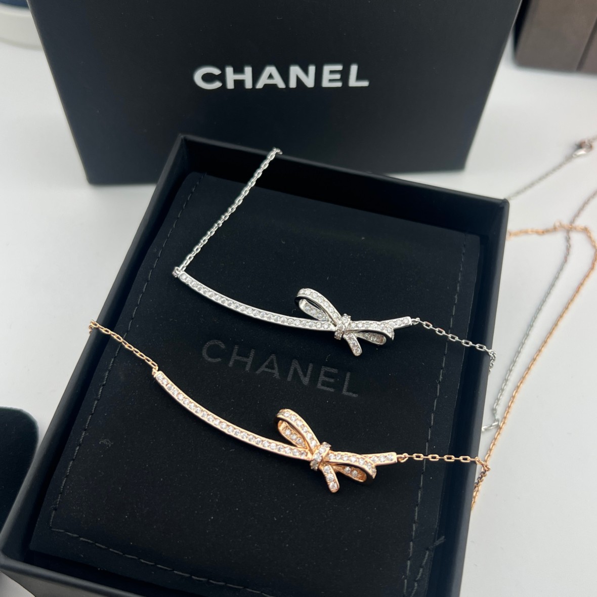 Diamond-encrusted bow necklace - Artisantouchss