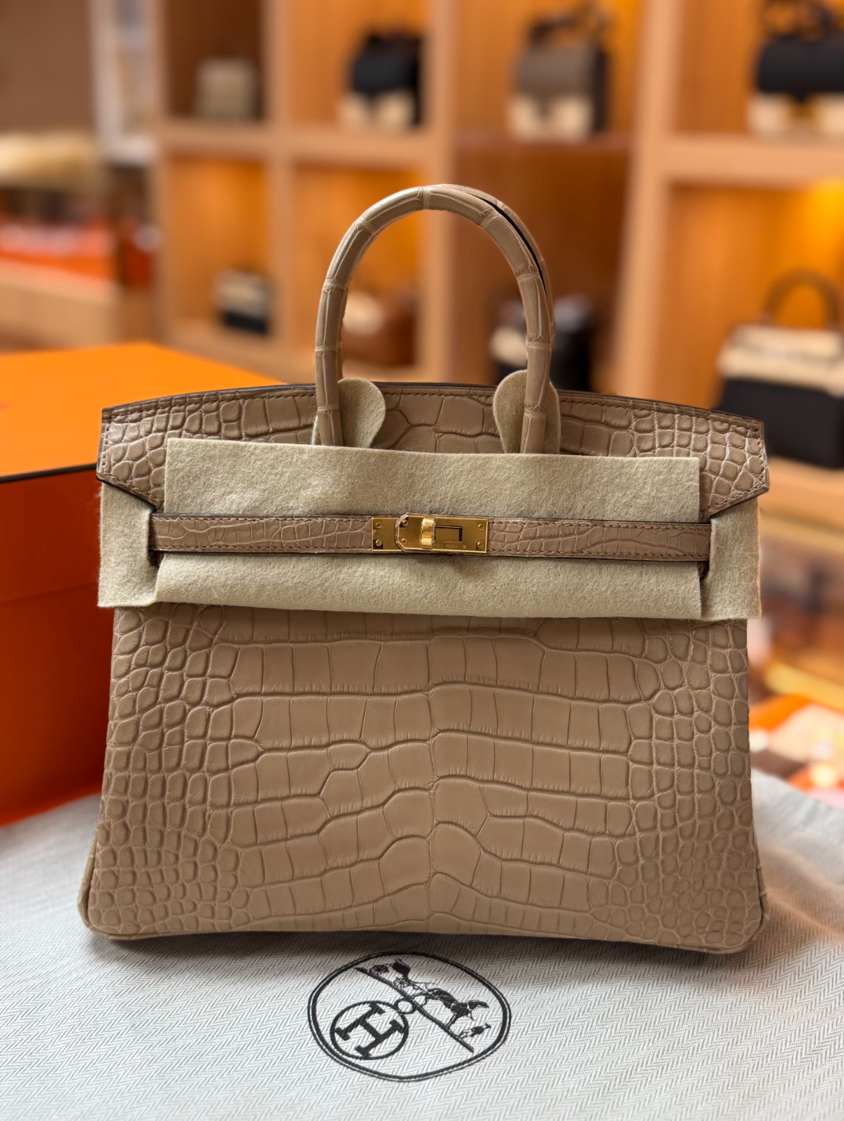 Hermes Birkin 25-30 tea-colored gold buckle, matte crocodile leather lining customization