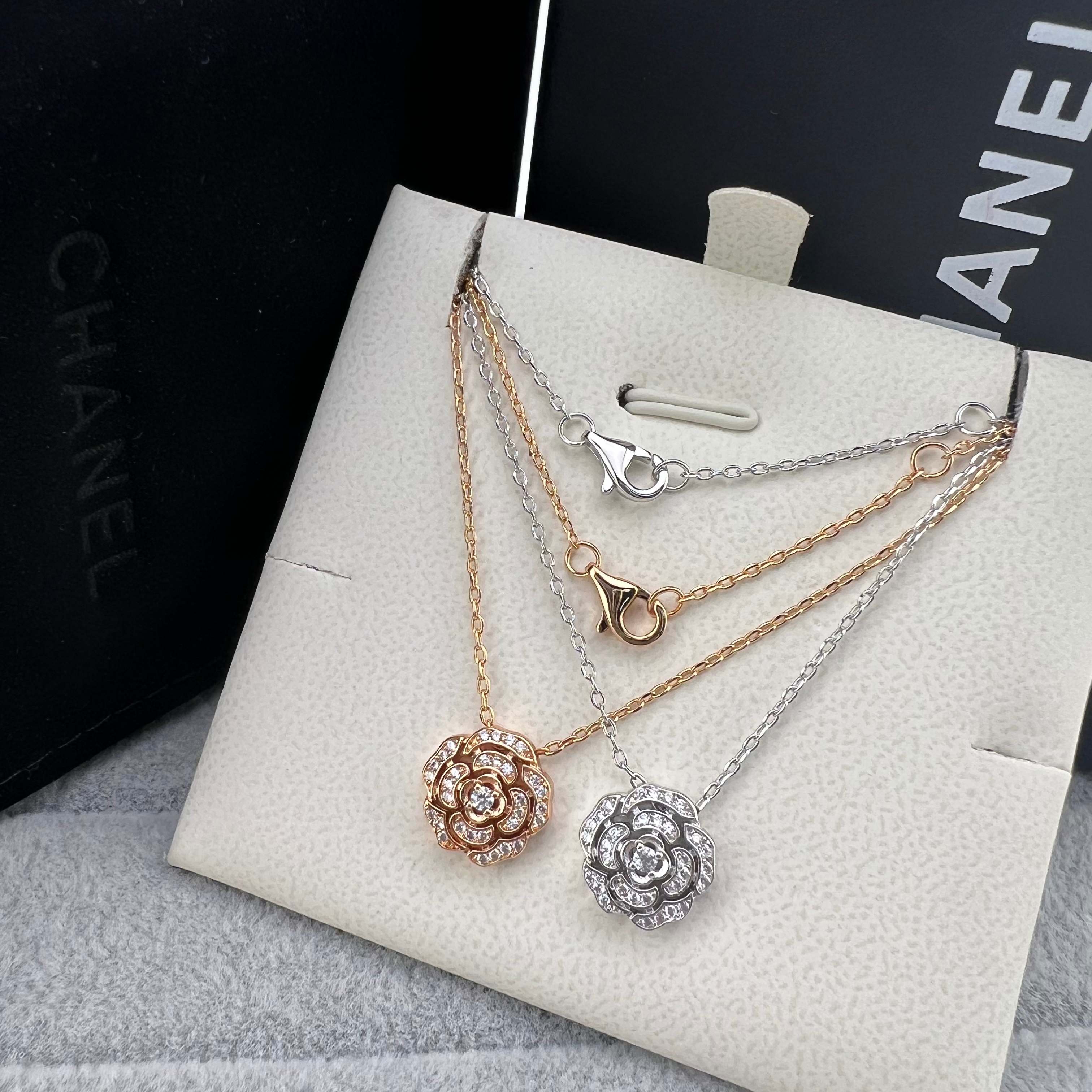 Openwork camellia necklace with full diamonds - Artisantouchss