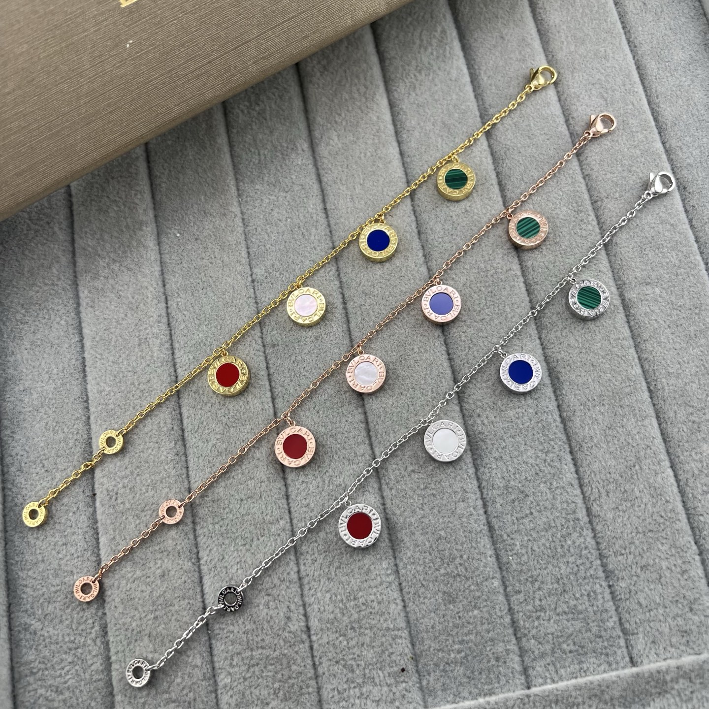 Four-flower bracelet in mother-of-pearl - Artisantouchss